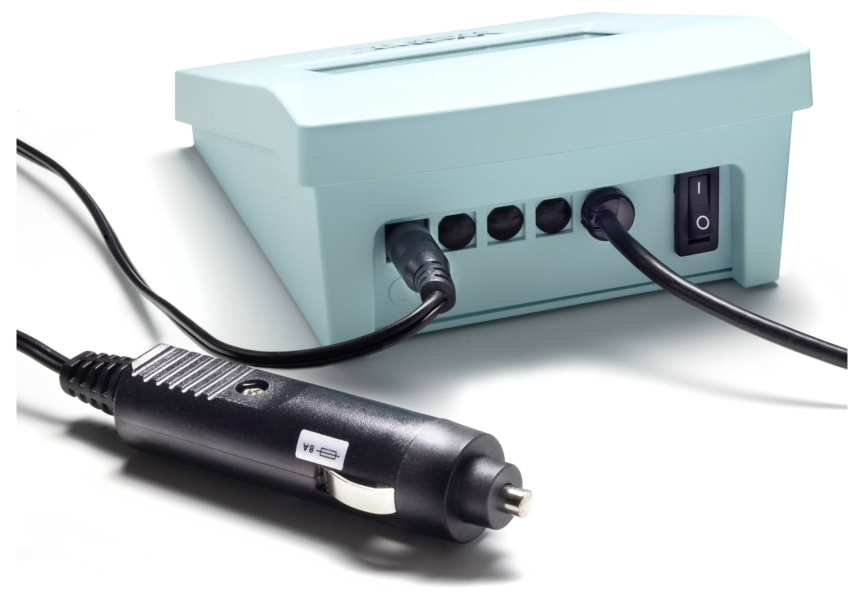 Tragbares türkisfarbenes Gerät mit mehreren Kabelanschlüssen und einem Ein-/Ausschalter, dargestellt verbunden mit einem Autoanzünder-Stromstecker.