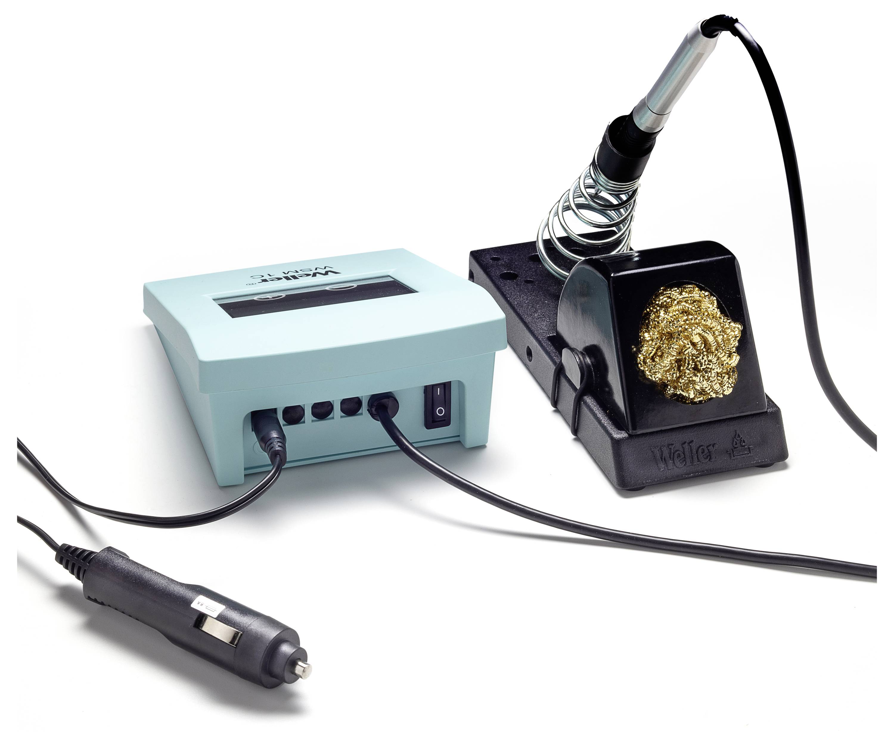 Lötstation mit Kontrollgerät, Stromkabel und Lötkolben in einem Ständer mit Messingschwiamm-Spitzenreiniger auf weißem Hintergrund.