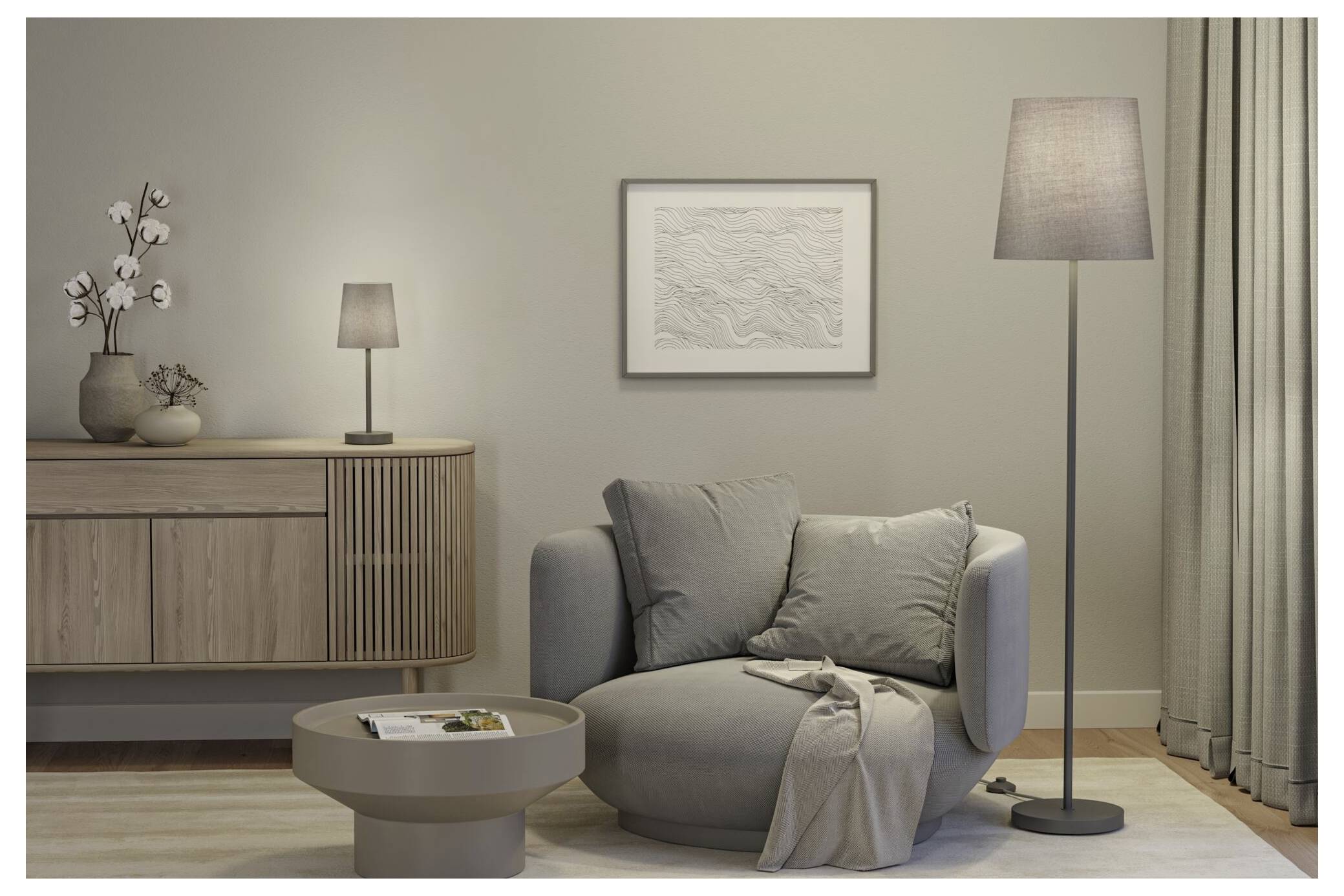 Modernes Wohnzimmer mit einem grauen Sessel, Beistelltisch, Schrank, Stehleuchte und Wandkunst in einem neutralen, minimalistischen Interieur.