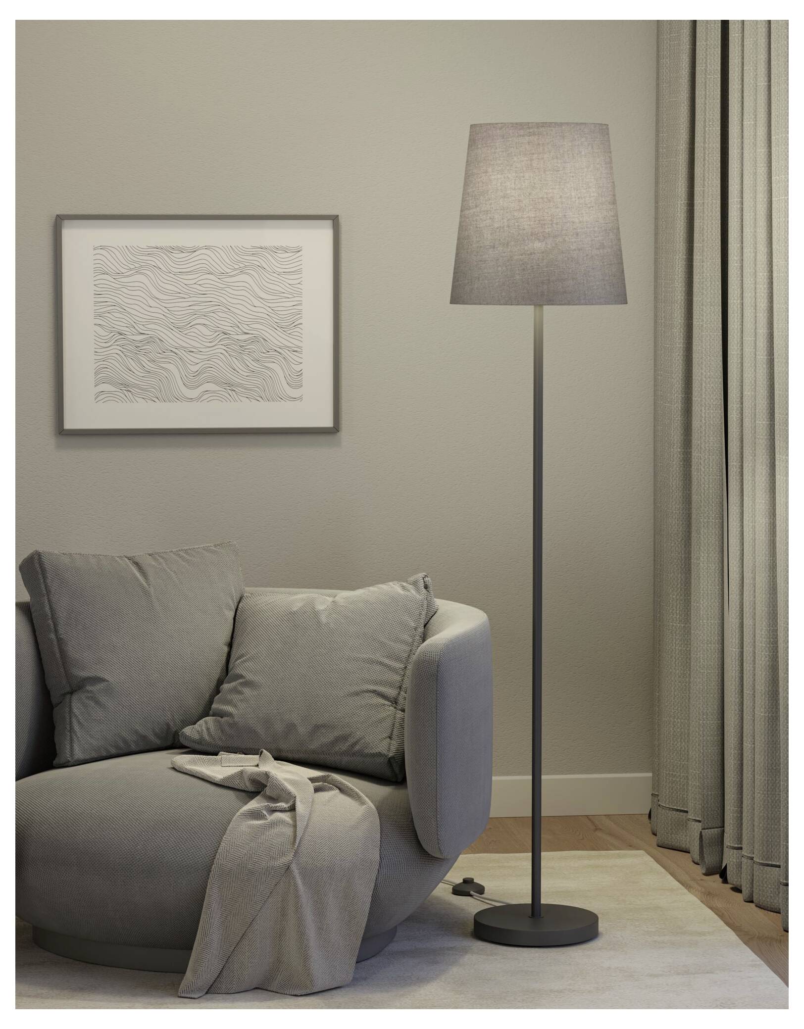 Gemütliches Wohnzimmer mit grauem Sofa, drapierter Wurfdecke, Stehleuchte, gerahmtem Wandkunstwerk und geschlossenen Vorhängen neben einem Teppich.