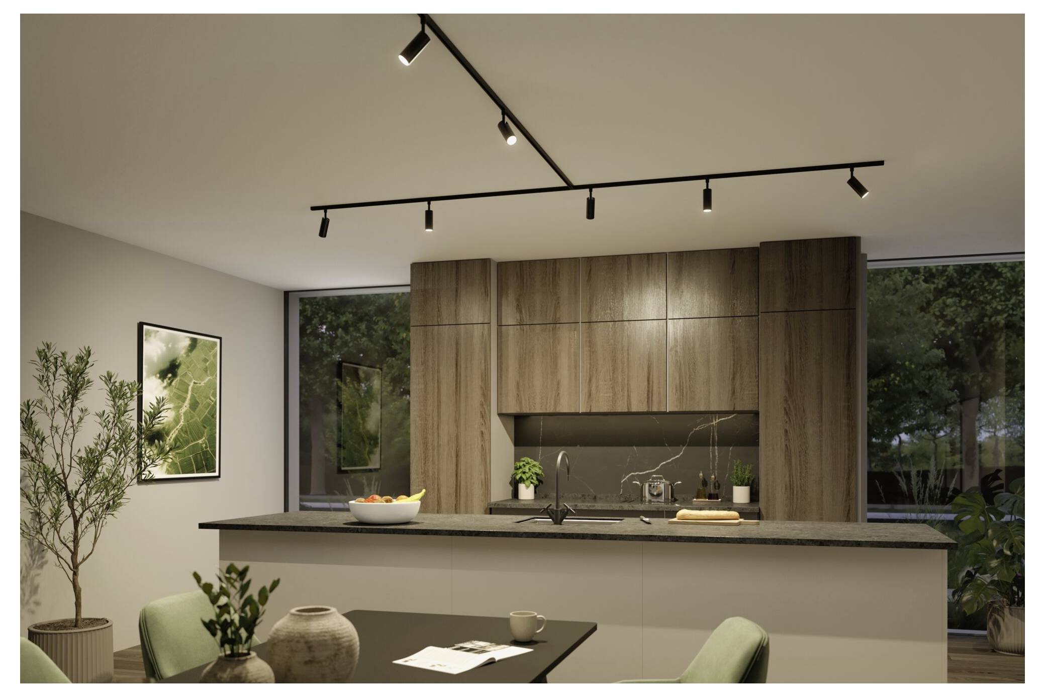 Moderne Küche und Essbereich mit Holzschränken, schwarzer Inselarbeitsplatte, Schienensystem-Beleuchtung, großen Fenstern und grünen Stühlen in einem zeitgenössischen Wohnungsinterieur.