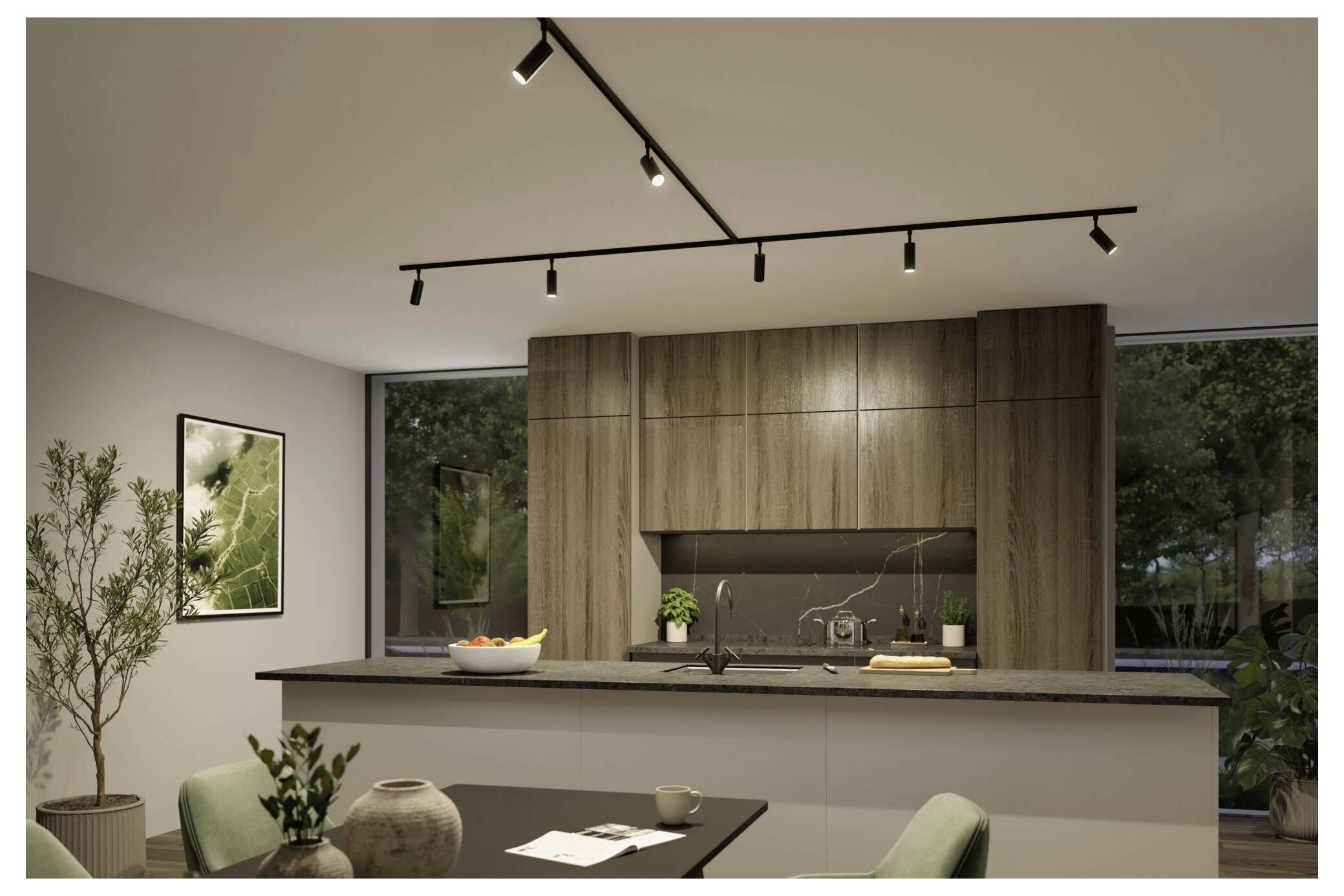 Moderne Küche mit Holzschränken, schwarzen Arbeitsplatten, Kücheninsel mit Sitzplätzen, Schienensystem-Beleuchtung und großen Fenstern mit Blick auf Bäume.