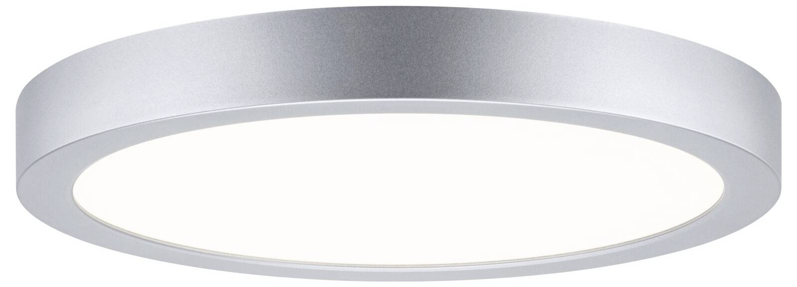 Runde verchromte Deckenleuchte mit weißem Diffusor, von unten auf neutralem Hintergrund betrachtet.