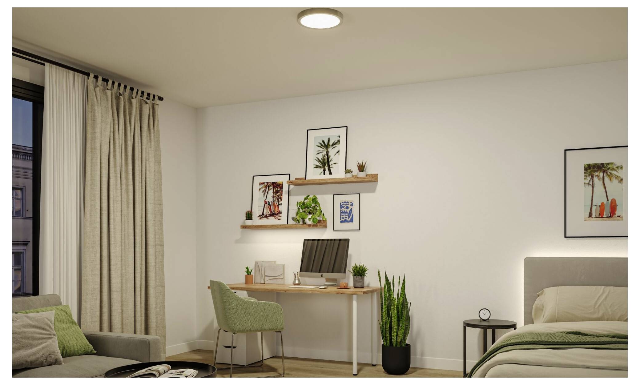 Gemütliches Schlafzimmer mit einem Schreibtisch und grünem Stuhl, Bett, Vorhängen, gerahmter Kunst und Topfpflanzen, was einen ordentlichen Arbeits- und Schlafbereich andeutet.