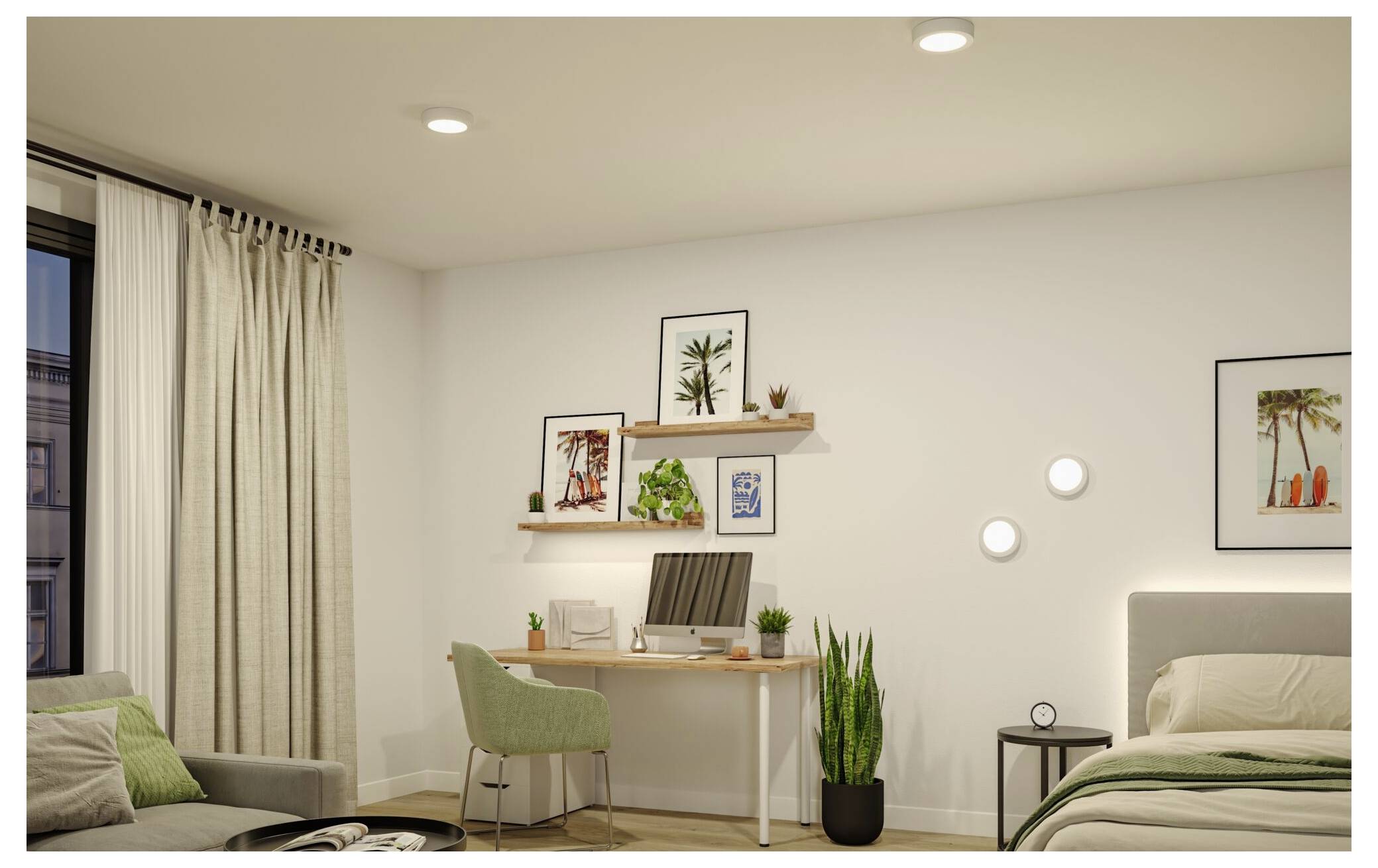 Ein gemütliches modernes Schlafzimmer mit einem Bett, Schreibtisch, grünem Sessel, Pflanzen, Wandkunst und Vorhängen in einem sanft beleuchteten minimalistischen Interieur.