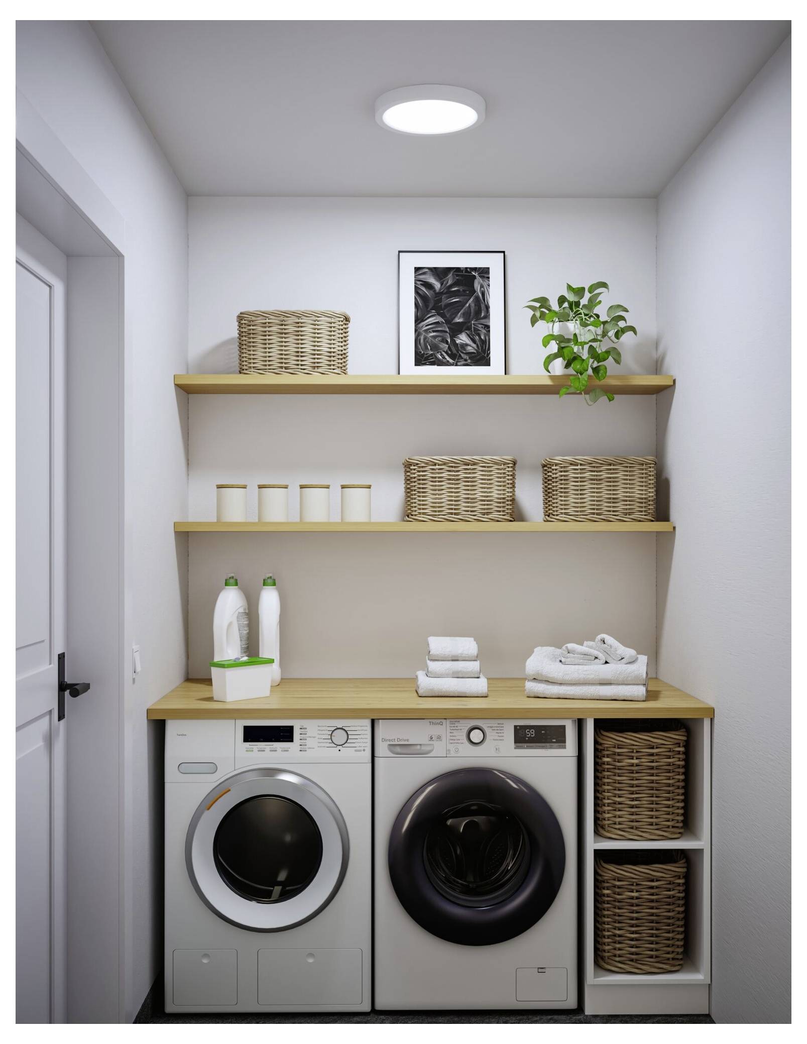 Kompaktes Waschzimmer mit Waschmaschine und Trockner unter hölzernen Regalen, Korbbehältern, Handtüchern, Waschmitteln und einer kleinen Pflanze.