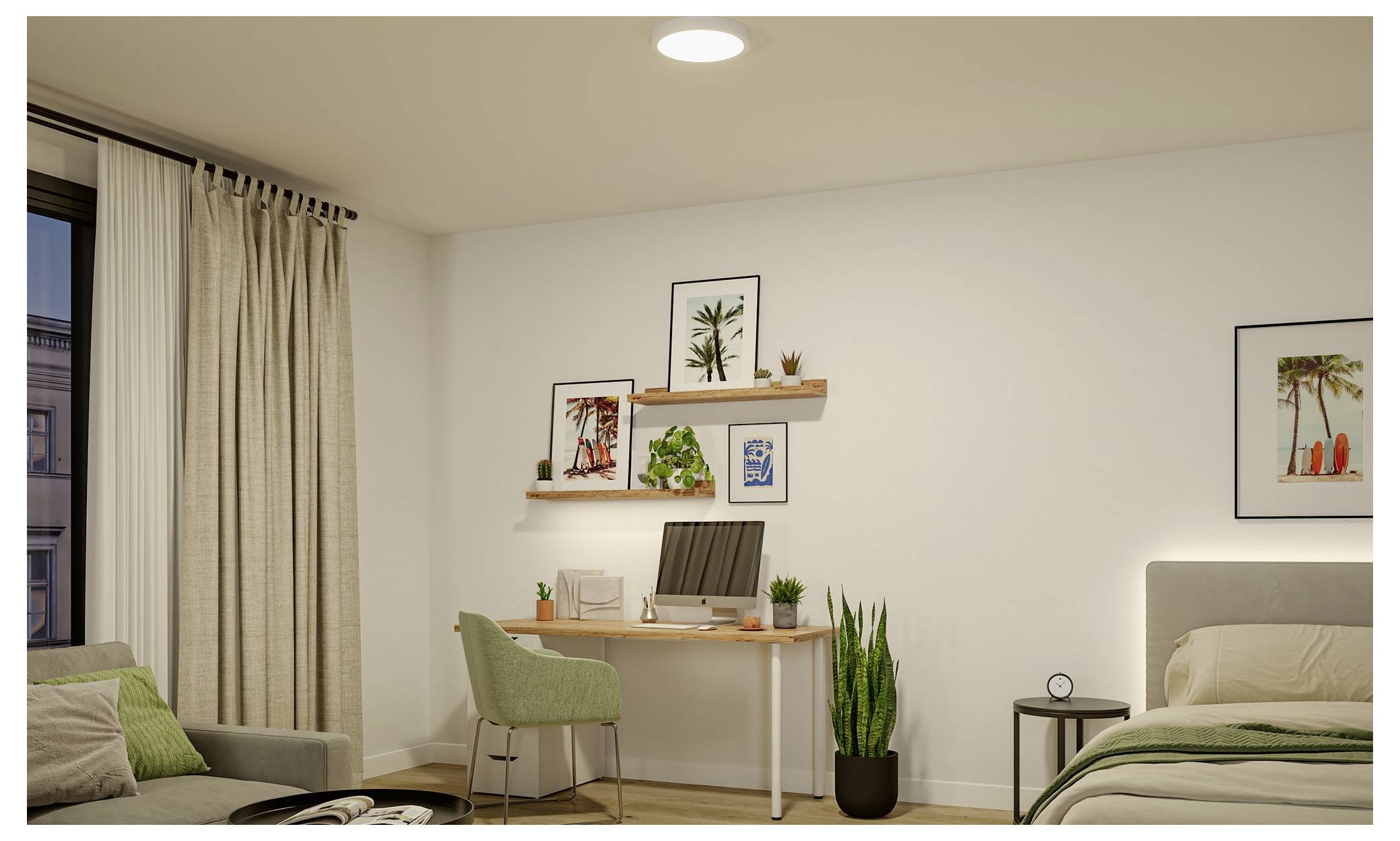 Ordentliches Schlafzimmer mit Schreibtisch und grünem Stuhl, Wandregalen und Pflanzendekoration, Bett auf der rechten Seite und großem Fenster mit Vorhängen auf der linken Seite.