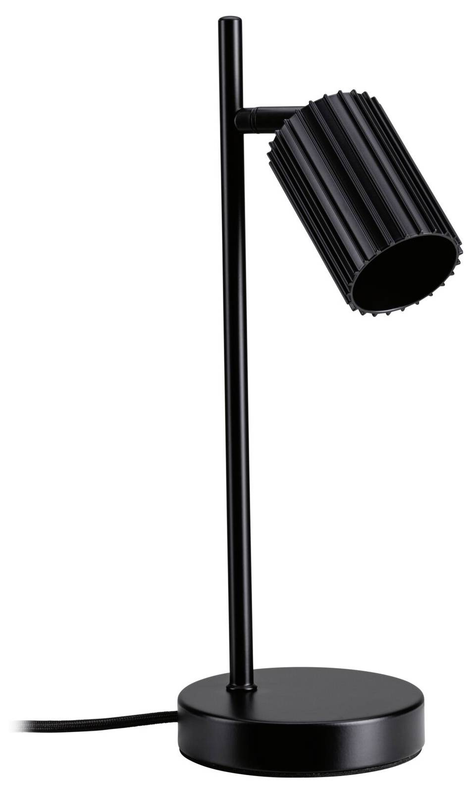 Schwarze verstellbare Schreibtischlampe mit rundem Fuß, schlankem vertikalem Ständer und geripptem zylindrischem Kopf, der nach außen geneigt ist, auf weißem Hintergrund.