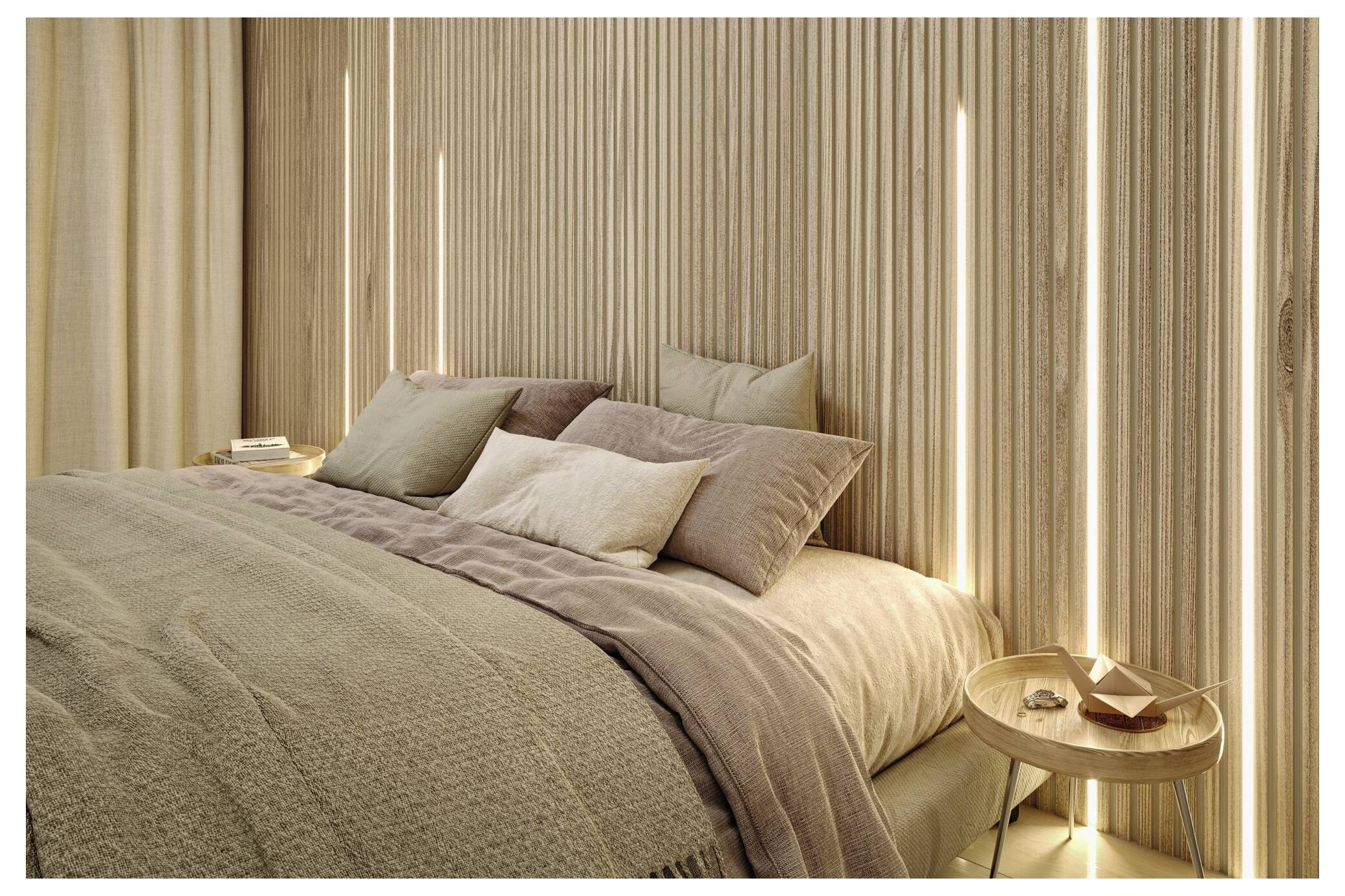 Gemütliches modernes Schlafzimmer mit ordentlich gemachtem Bett, geschichtetem neutralem Bettzug und einem kleinen runden Nachttisch neben vertikalen Holzlamellenpaneelen.