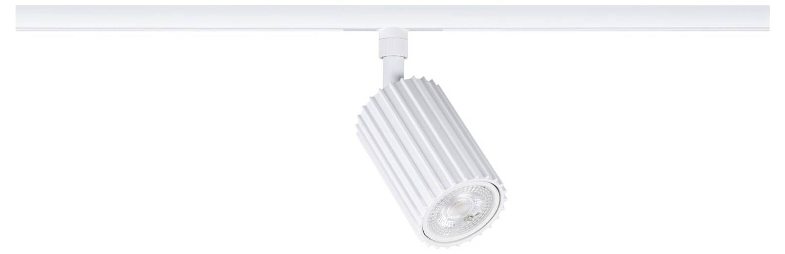 Ein weißer verstellbarer Schienenstrahler an einer Deckenhalterung, nach unten geneigt.