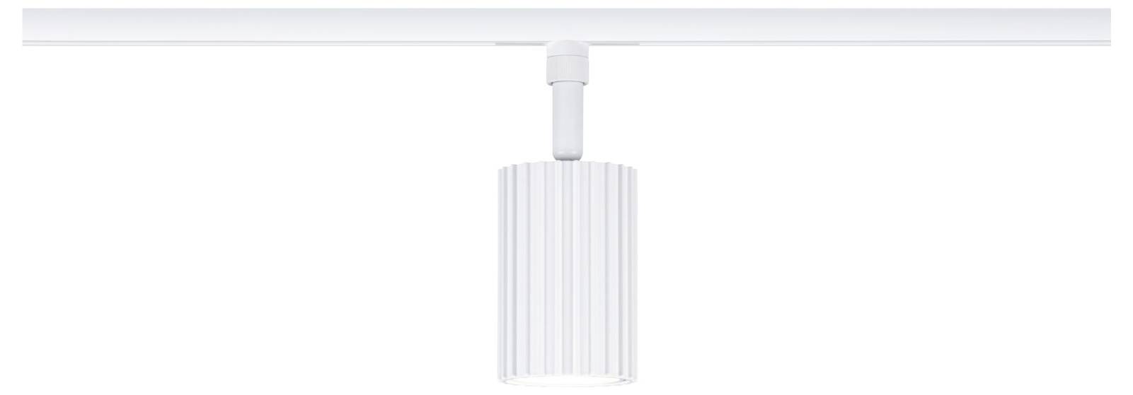 Weiße zylindrische Pendelleuchte, die von einer Deckenleiste auf einfachem weißem Hintergrund hängt.