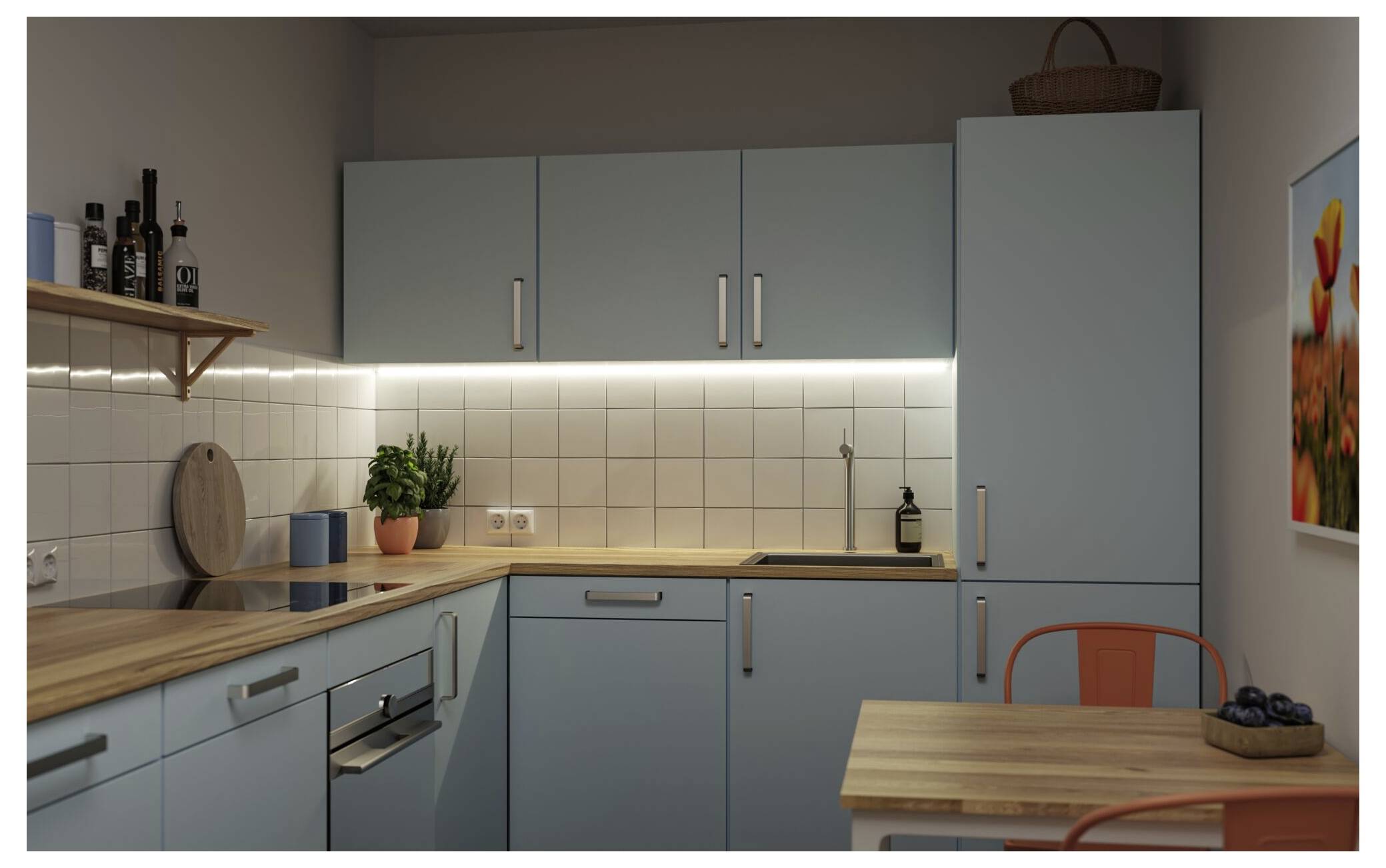 Moderne Küche mit hellblauen Schränken, Holzarbeitsplatten, Unterschrankbeleuchtung, Fliesenrückwand und einem kleinen Esstisch mit orangefarbenen Stühlen.