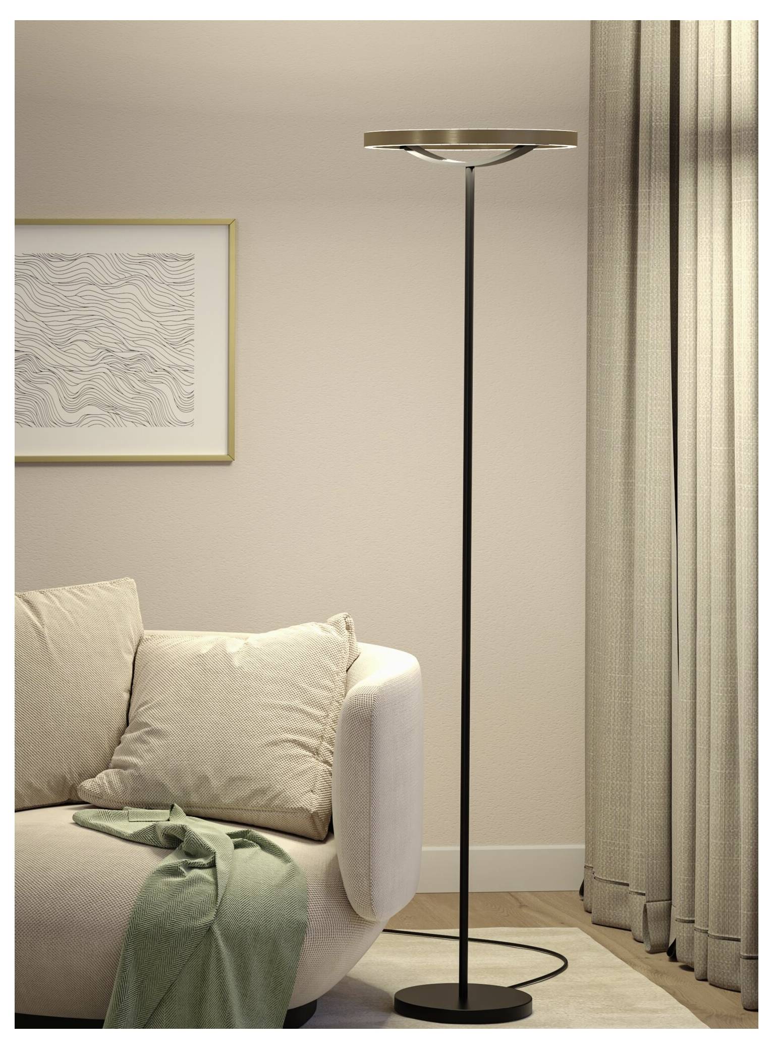 Minimalistischer Wohnzimmerecke mit beigem Sofa, drapiertem grünem Plaid, gerahmter Wandkunst, hoher Stehleuchte und bodenlangen Vorhängen.