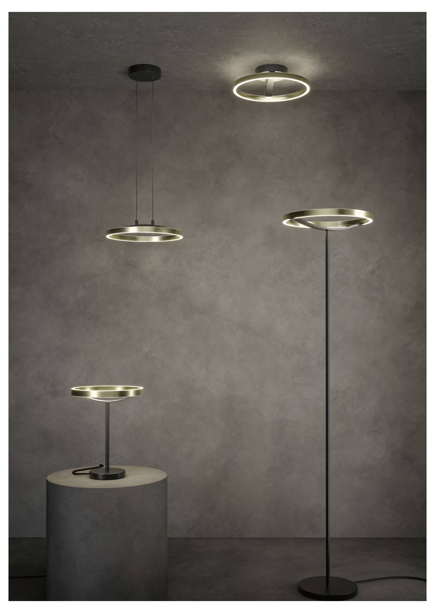 Vier moderne Ringpendelleuchten unterschiedlicher Höhen und Designs hängen und stehen vor einer grauen Wand und zeigen minimalistische Beleuchtungsoptionen.