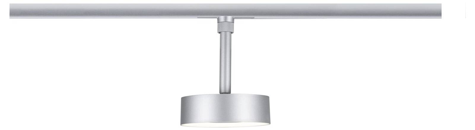 Silberne Pendelleuchte, die von einer Deckenmontage hängt, vor weißem Hintergrund fotografiert.