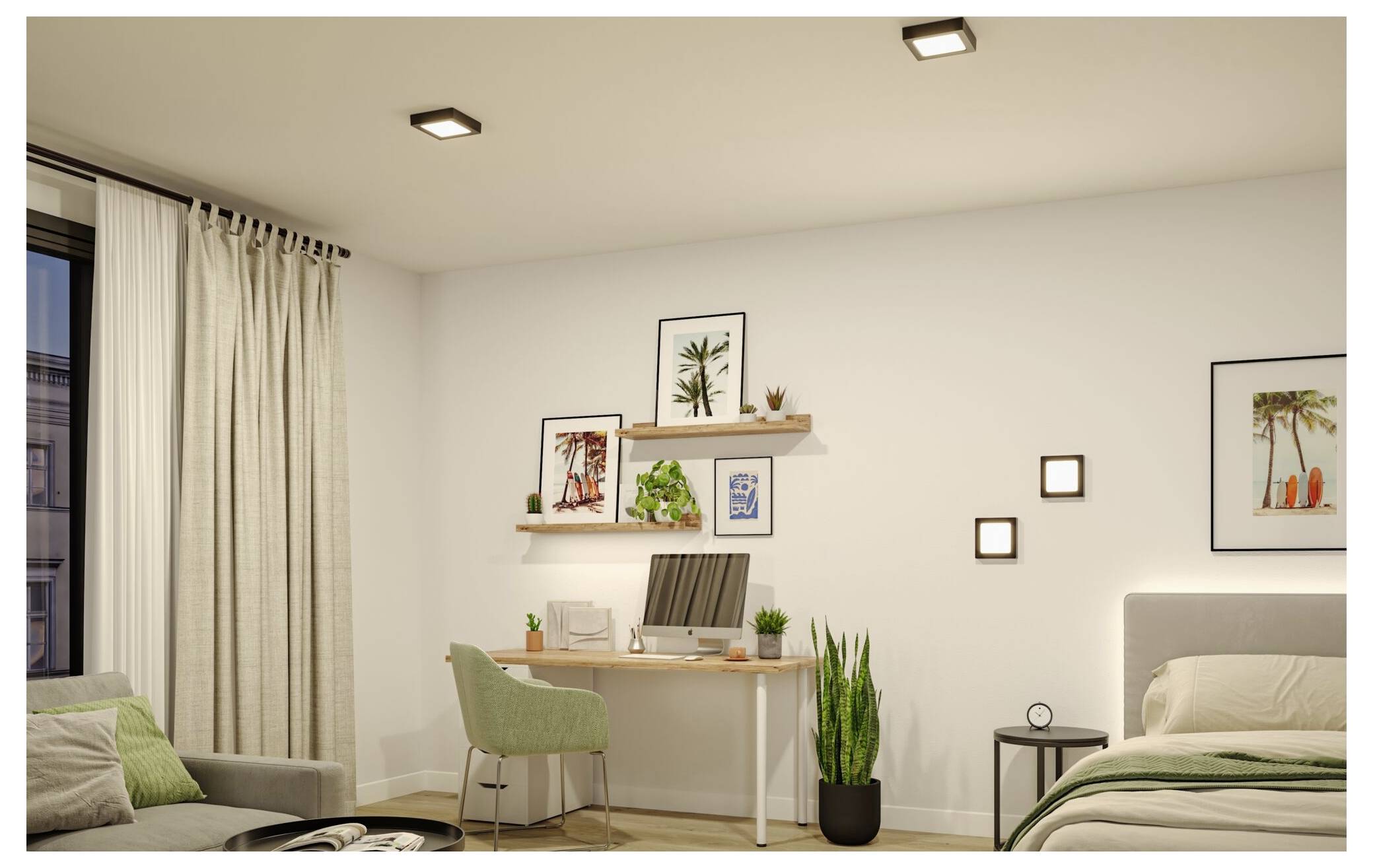 Ein ordentliches Schlafzimmer mit einem Schreibtisch und grünem Stuhl, Bett, Sofa, Topfpflanze, Wandkunst und sanfter Beleuchtung in einem modernen, neutralen Interieur.