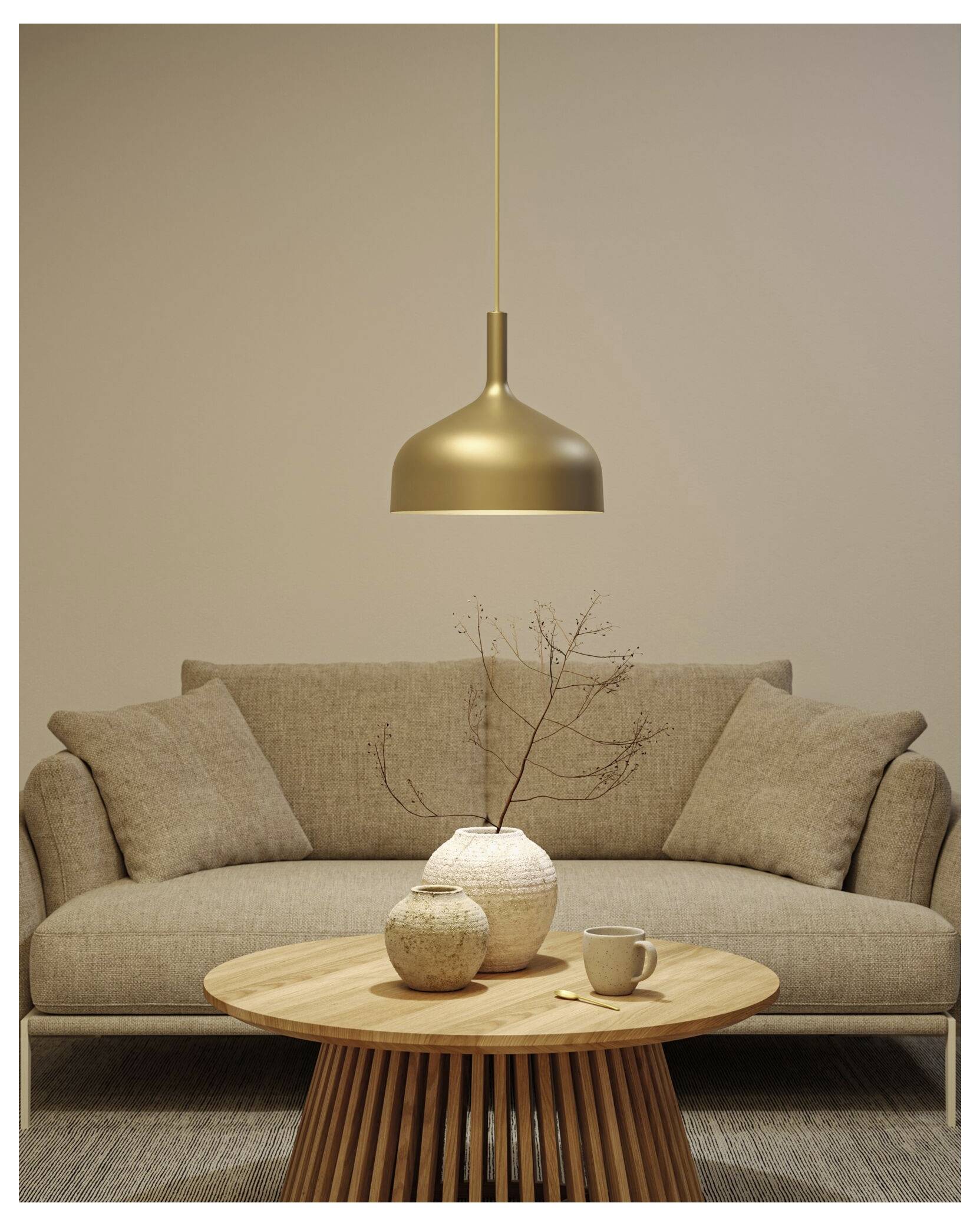 Modernes beiges Wohnzimmer mit einem Sofa, rundem Holzcouchtisch, goldener Pendelleuchte und dekorativen Vasen in einer minimalistischen Umgebung.