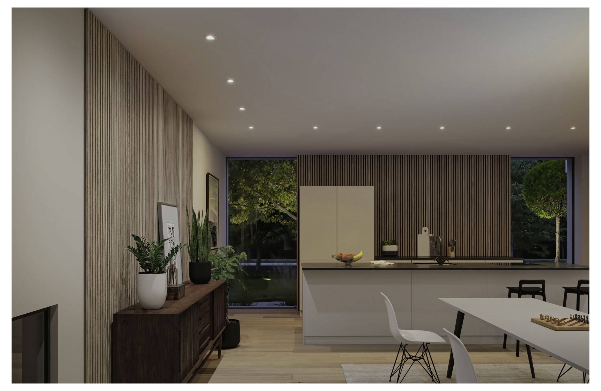 Moderner offener Küchen- und Essbereich mit Holzlattenverkleidung, Kücheninsel, weißen Stühlen, Zimmerpflanzen und großen Fenstern mit Blick auf Grünflächen.
