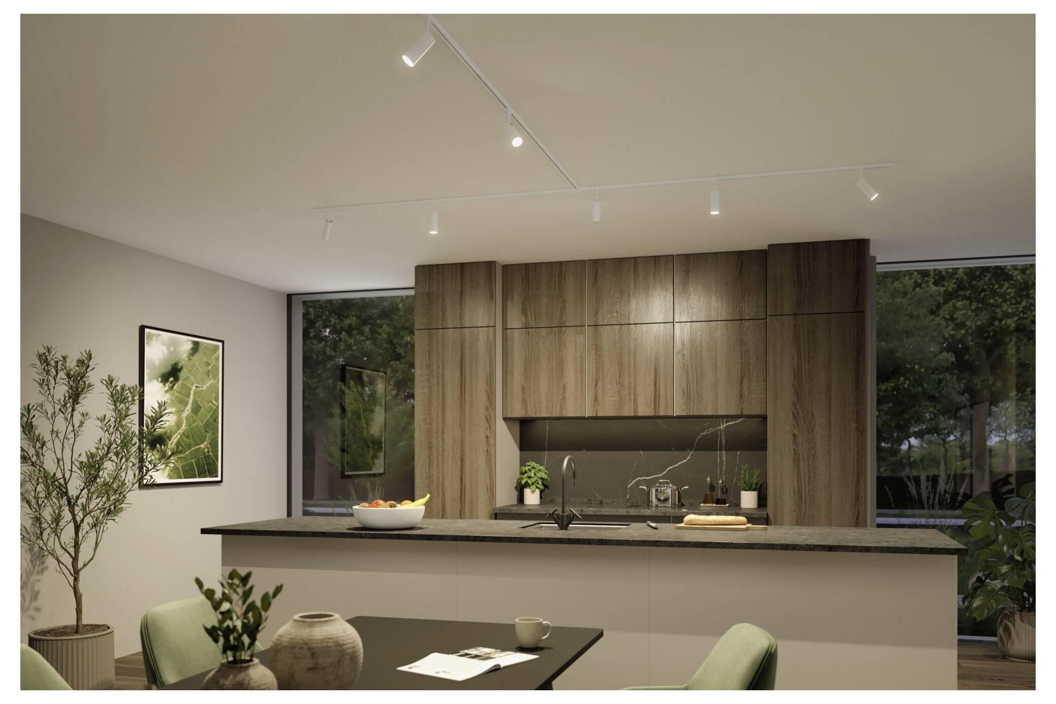 Moderne Küche mit Holzschränken, schwarzen Arbeitsplatten, Inselbestuhlung und großen Fenstern mit Blick auf Bäume; ein Esstisch befindet sich im Vordergrund.