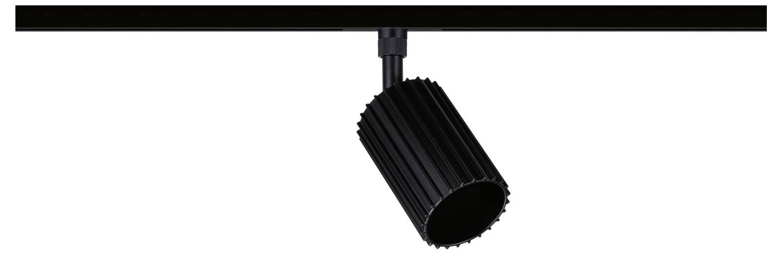 Schwarzer zylindrischer Gleisspotlight, der von einer Deckenleiste hängt und nach unten geneigt ist, um konzentriertes Licht zu erzeugen.