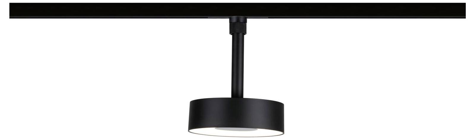 Schwarze zylindrische Pendelleuchte, die von einer Deckenhalterung an weißem Hintergrund hängt.