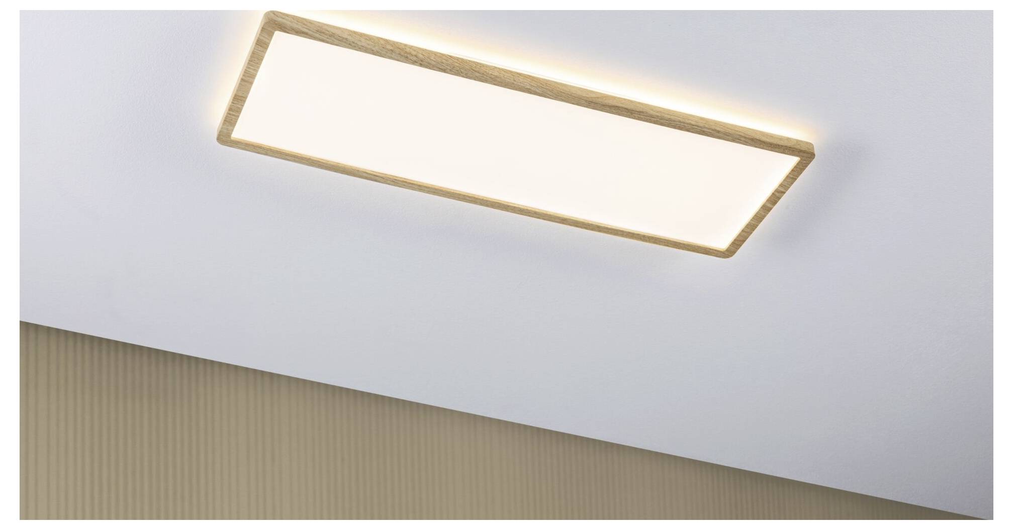Modernes rechteckiges Deckenfluter mit warmgetöntem Holzrahmen, gezeigt auf einer weißen Decke über einer beigen Wand.