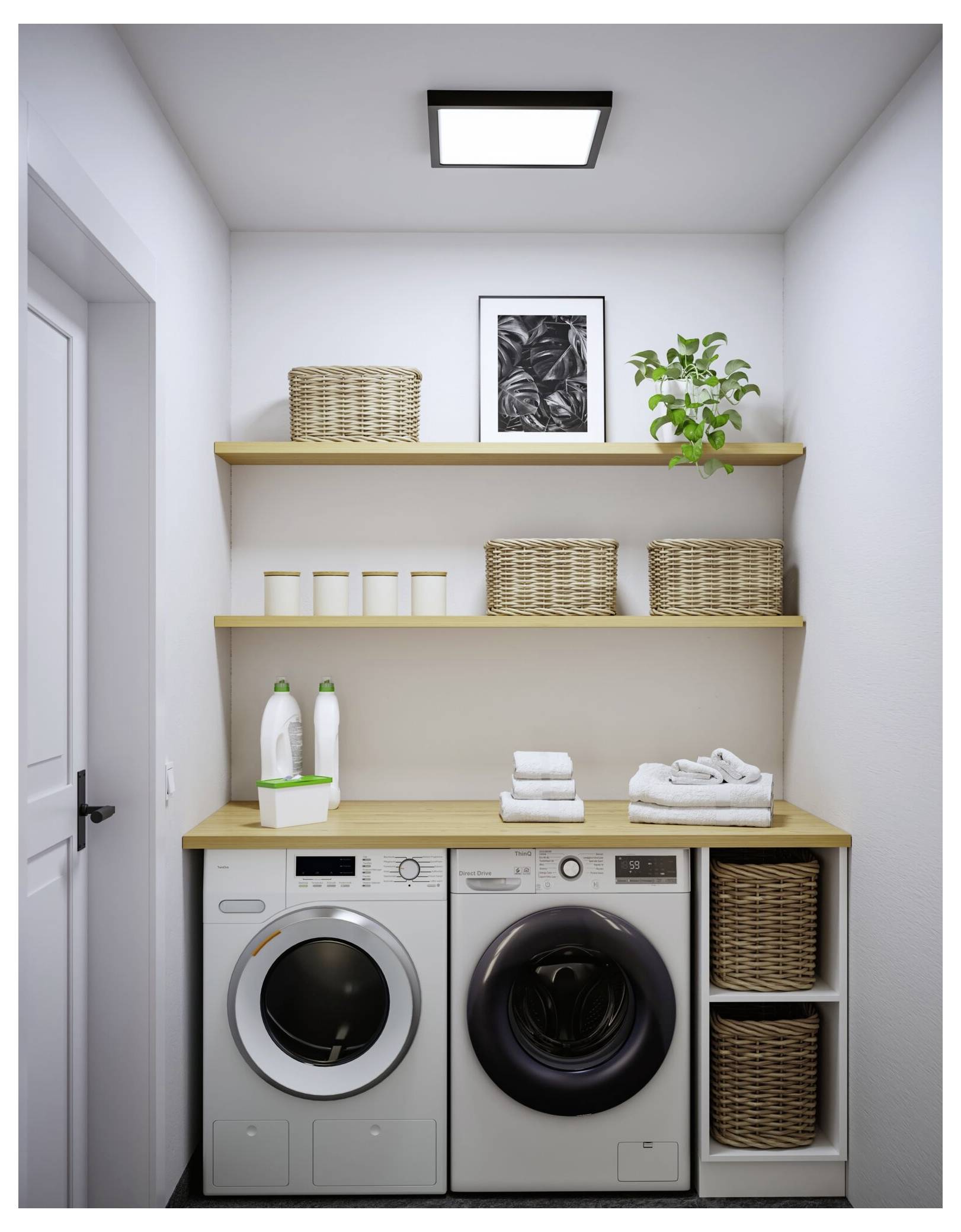 Kompaktes Waschzimmer mit stapelbaren Holzregalen über einer Waschmaschine und einem Trockner, auf denen Körbe, gefaltete Handtücher, Waschmittel und eine Pflanze stehen.