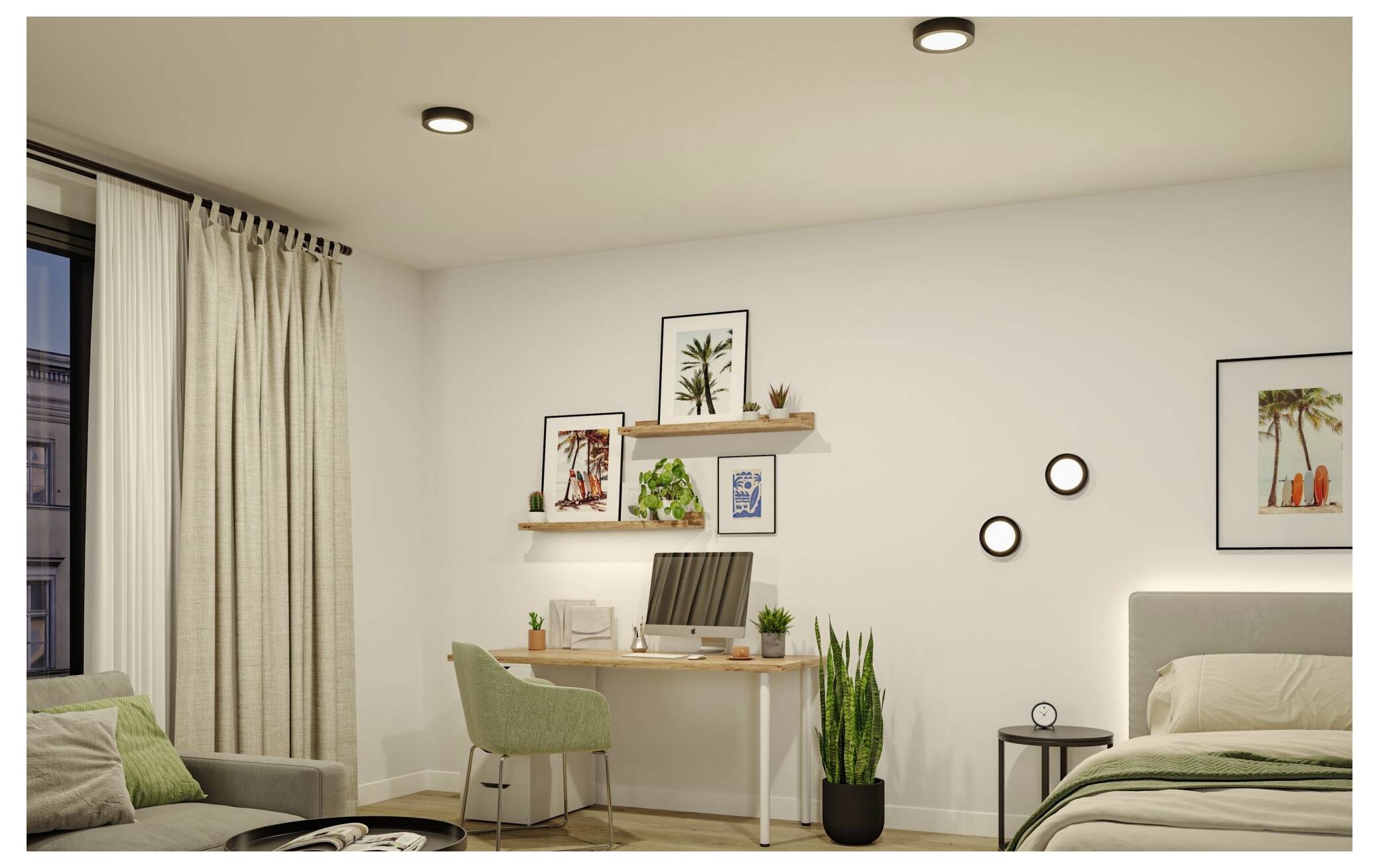 Modernes Schlafzimmer mit Schreibtisch und Stuhl, Bett, Sofa, Wandregalen, Pflanze und gerahmter Kunst, was einen kompakten multifunktionalen Wohnraum suggeriert.