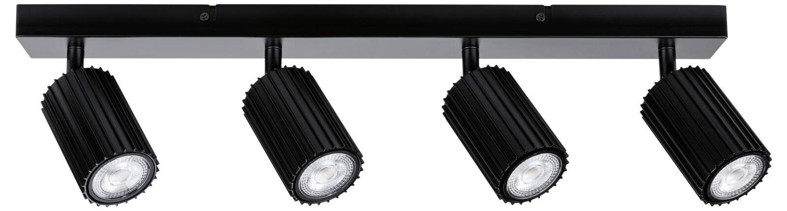 Vier schwarze verstellbare Spotlights, die auf einer horizontalen Schiene montiert sind und nach unten geneigt zur Beleuchtung eines Bereichs.