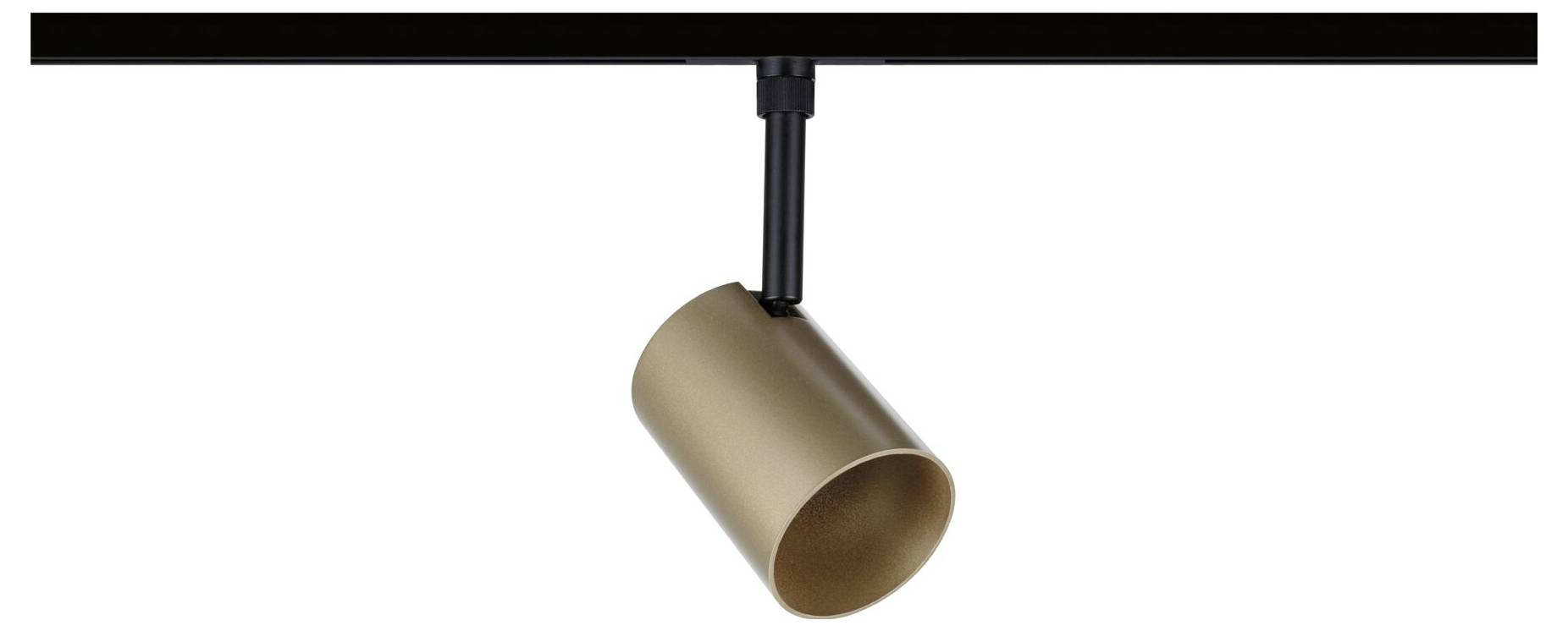 Ein goldener zylindrischer Scheinwerfer hängt von einer schwarzen Deckenleiste herab und ist nach unten geneigt vor einem weißen Hintergrund.