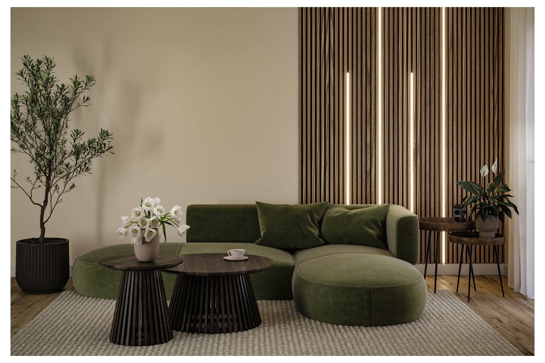 Modernes Wohnzimmer mit grünem Ecksofa, runden Couchtischen, Topfpflanzen und Holzlattenwand mit vertikalen Lichtern.