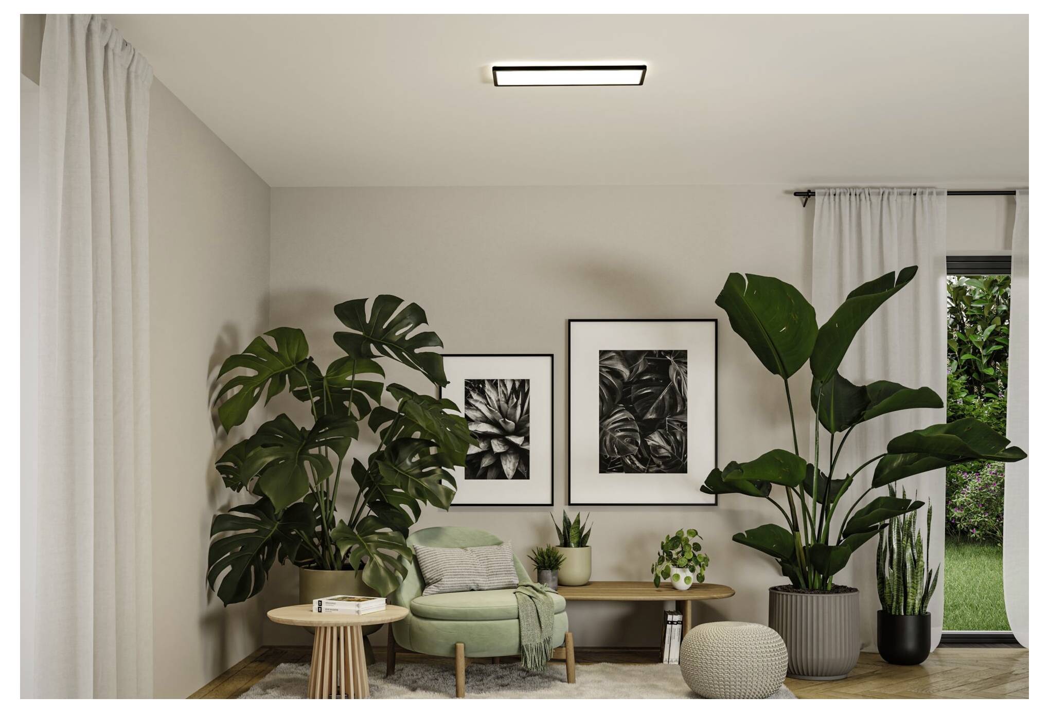 Modernes Wohnzimmer mit einem mintgrünen Sessel, hölzernem Tisch, eingerahmten Pflanzendarstellungen und mehreren großen Zimmerpflanzen neben einem Fenster.