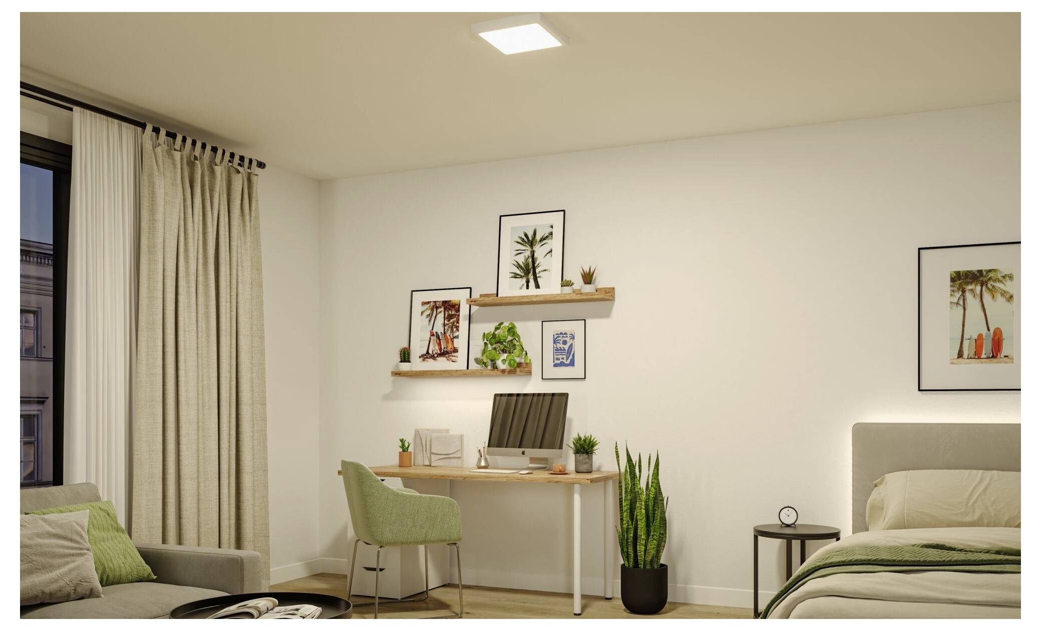 Modernes Schlafzimmer mit kleinem Arbeitsbereich: Bett, Schreibtisch mit Stuhl, Wandregale und gerahmte Kunstwerke, Topfpflanze und großes Fenster mit Vorhängen.