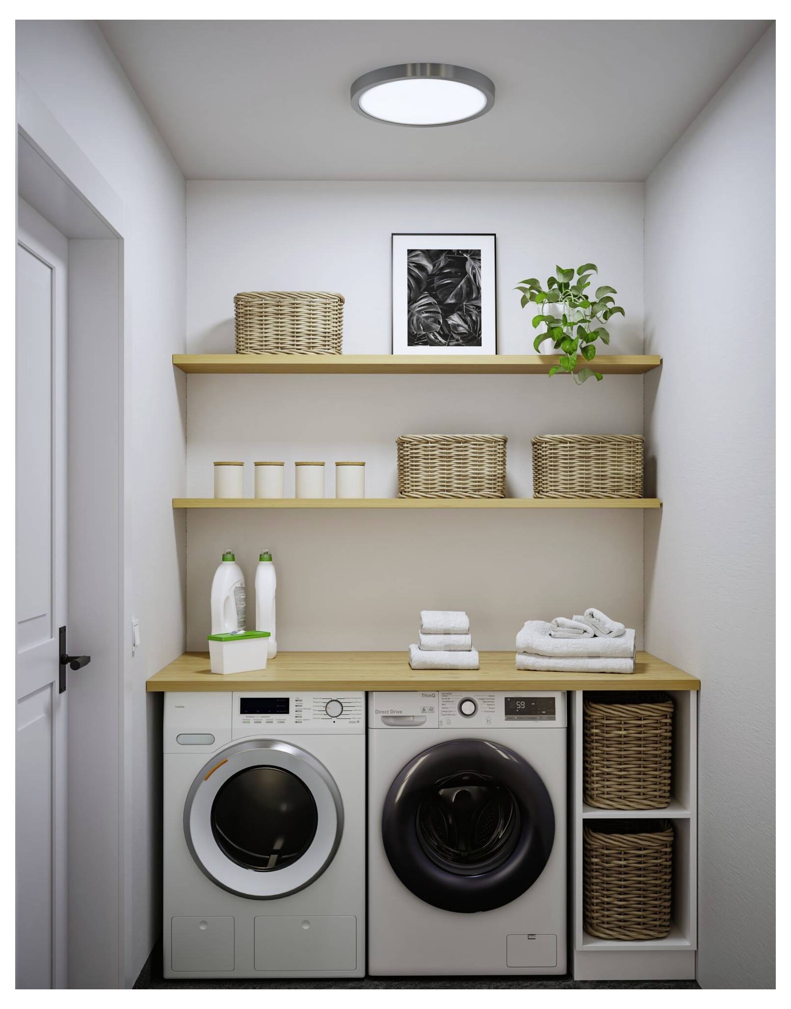 Kompaktes Waschzimmer mit gestapelten Holzregalen über einer Waschmaschine und einem Trockner, in denen Körbe, Handtücher, Waschmittel und eine kleine Pflanze aufbewahrt werden.