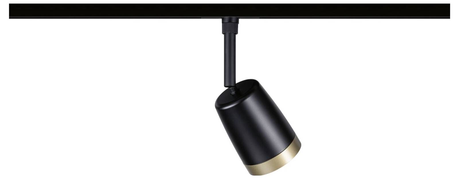 Schwarze verstellbare Schienensystem-Leuchte, die von einer Deckenleiste hängt, mit einer goldtonigen Fassung und einem abgewinkelten Spotlicht-Kopf.
