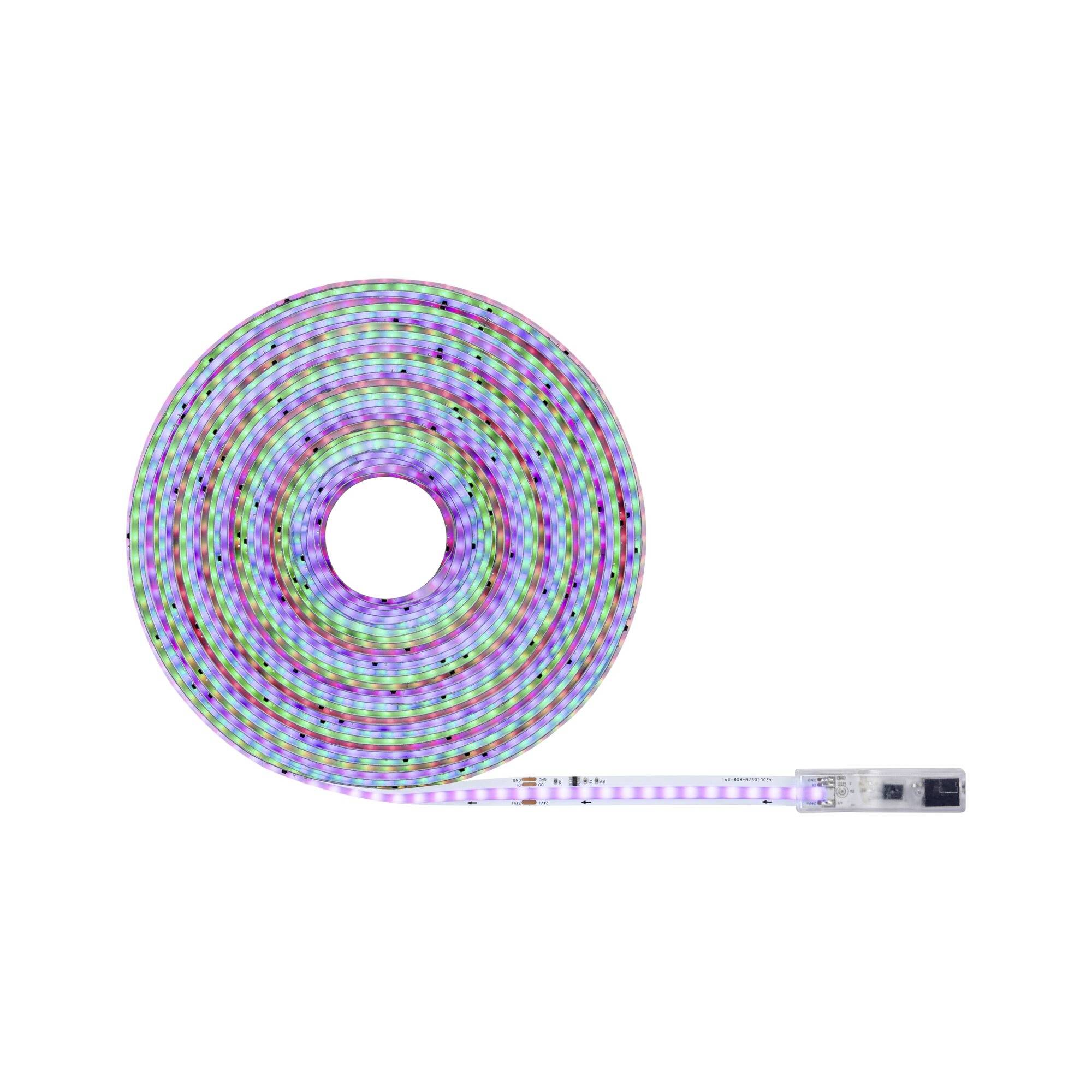 Aufgerollter mehrfarbiger LED-Streifenleuchte mit angeschlossenem Stromstecker auf weißem Hintergrund.