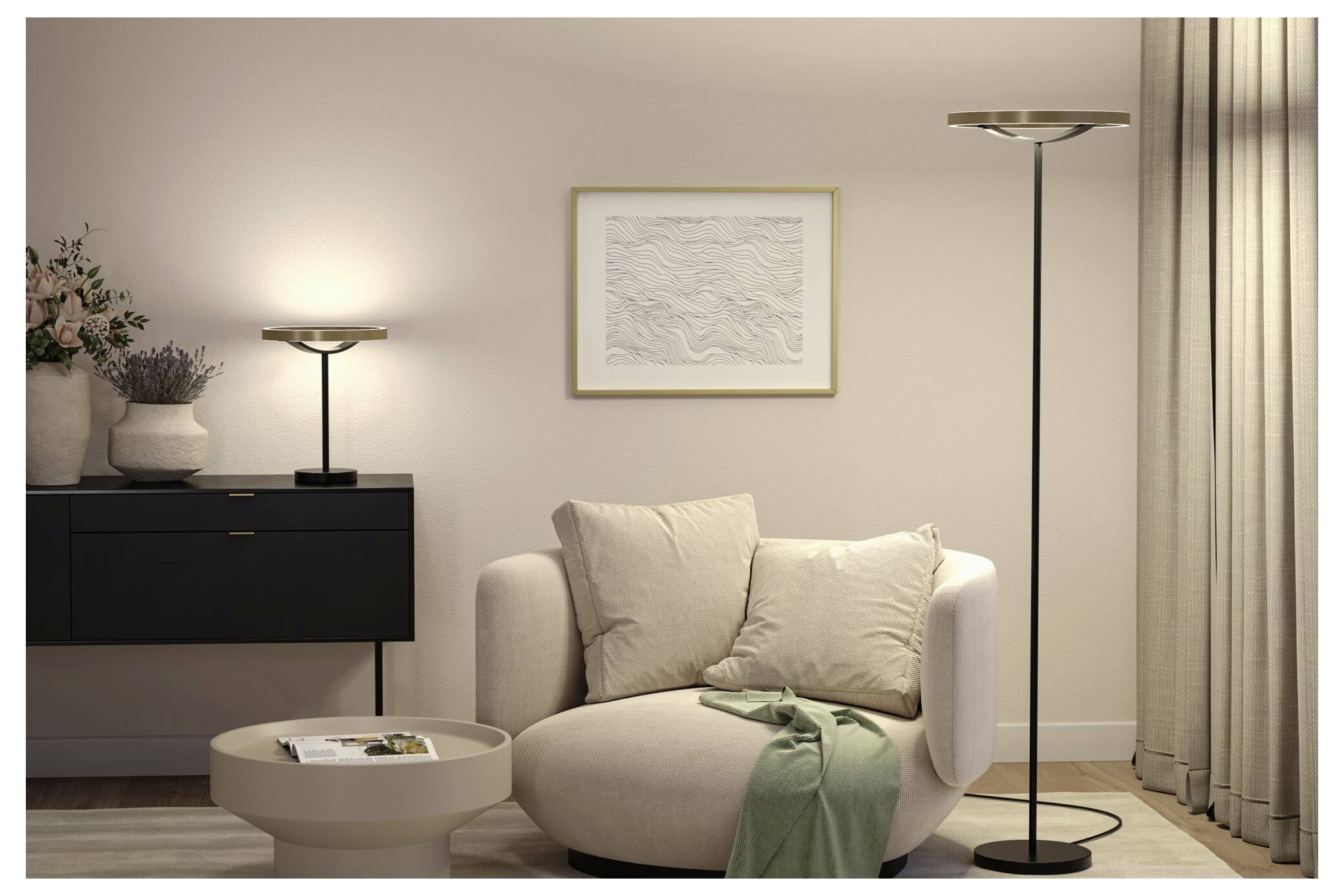 Modernes Wohnzimmer mit einem beigen Sessel, Stehleuchte, Wandkunst, Beistelltisch und Vorhängen, sanft beleuchtet und minimalistisch.