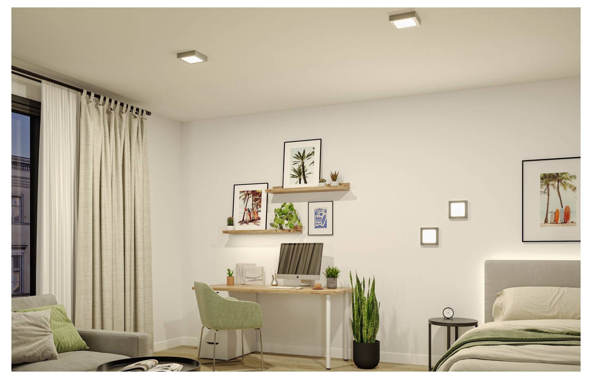 Ein gemütliches modernes Schlafzimmer mit einem Bett, Schreibtisch und grünem Stuhl, Wandkunst, Pflanzen, Vorhängen und weicher Deckenbeleuchtung.