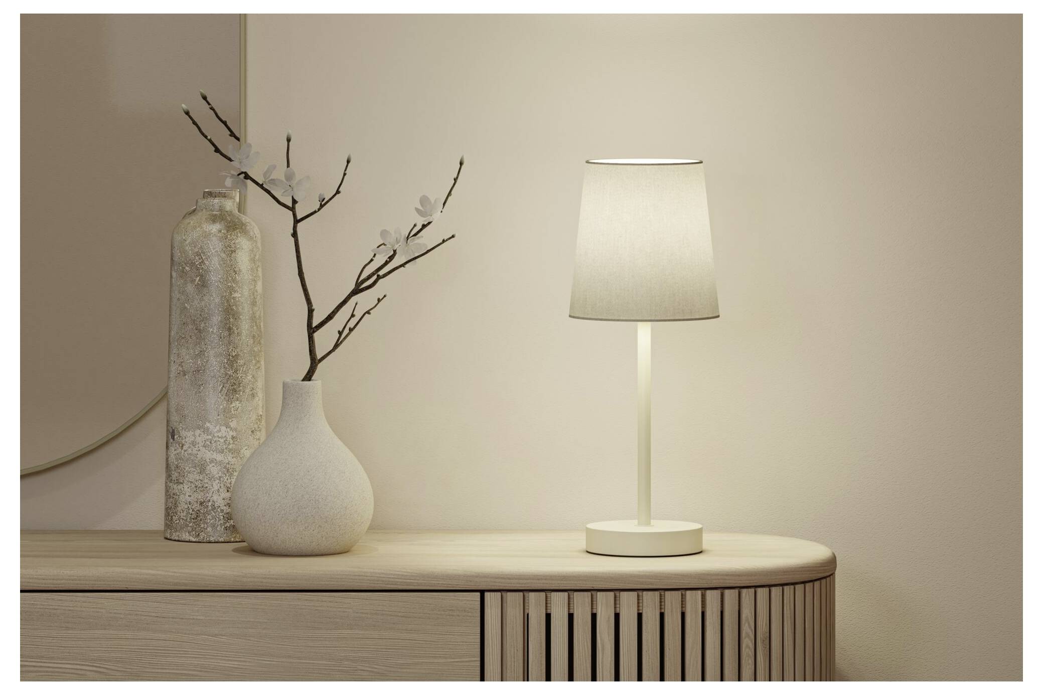 Beige-farbene Stehleuchte mit konischem Trommenschirm, schlankem Ständer und rundem Fuß, dargestellt auf weißem Hintergrund.