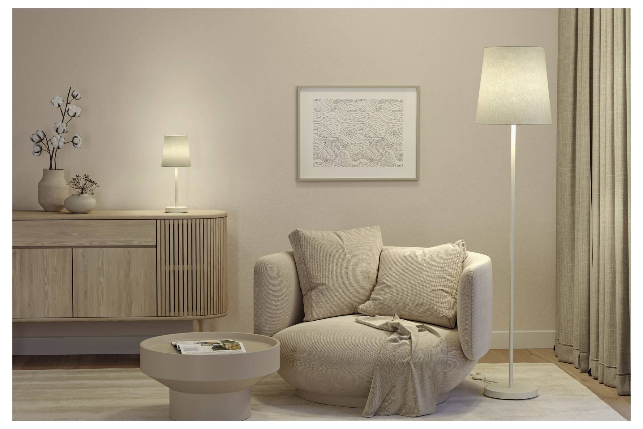 Minimalistisches Wohnzimmer in Beige mit einem gerundeten Loungesessel, Beistelltisch, Schrank, Stehlampe, Wandkunst und Vorhängen.