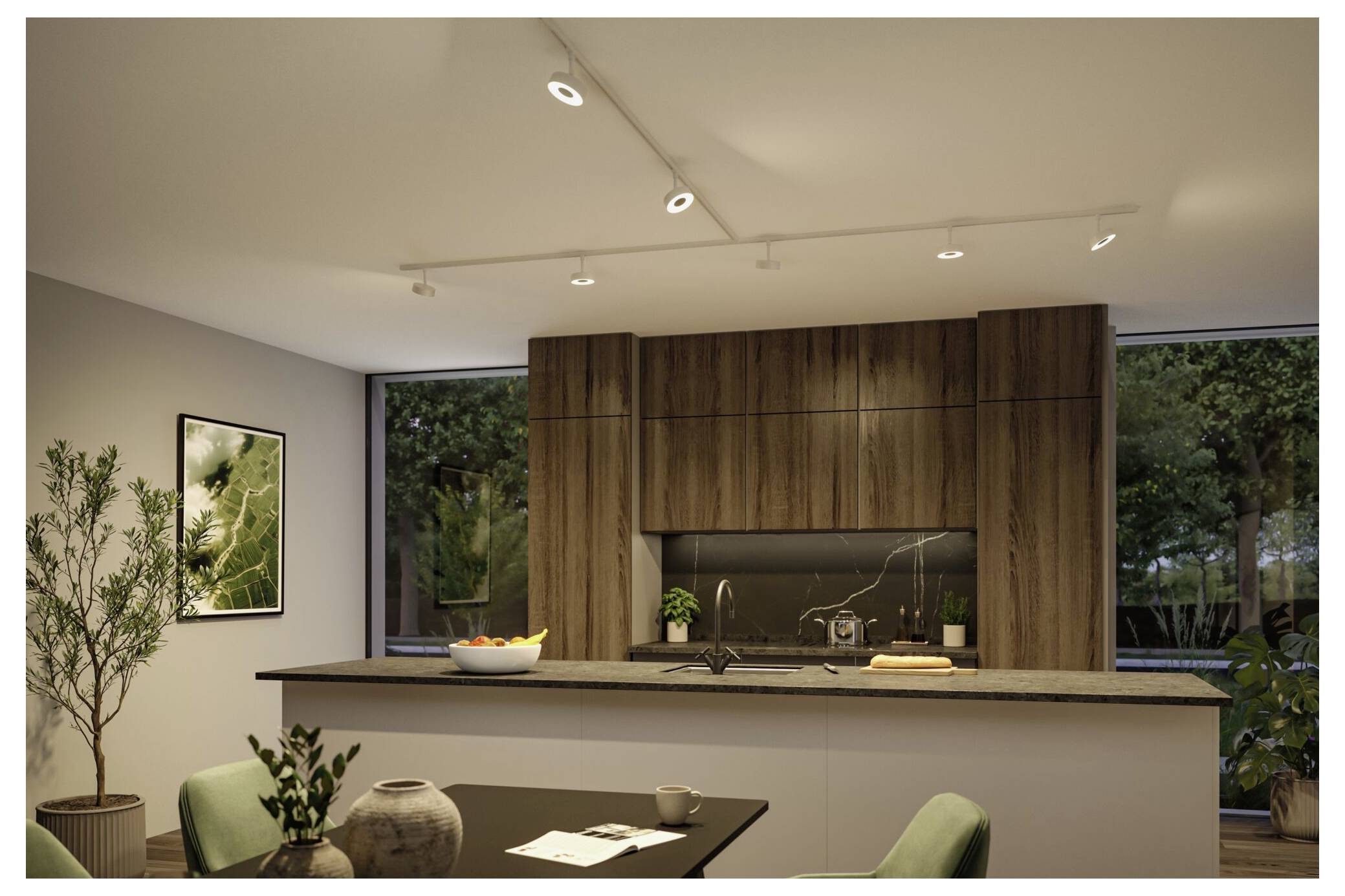 Moderne offene Küche mit Holzschrankwerk, großen Fenstern, Inseltheke und Esstisch in einem hellen, zeitgenössischen Wohninterieur.