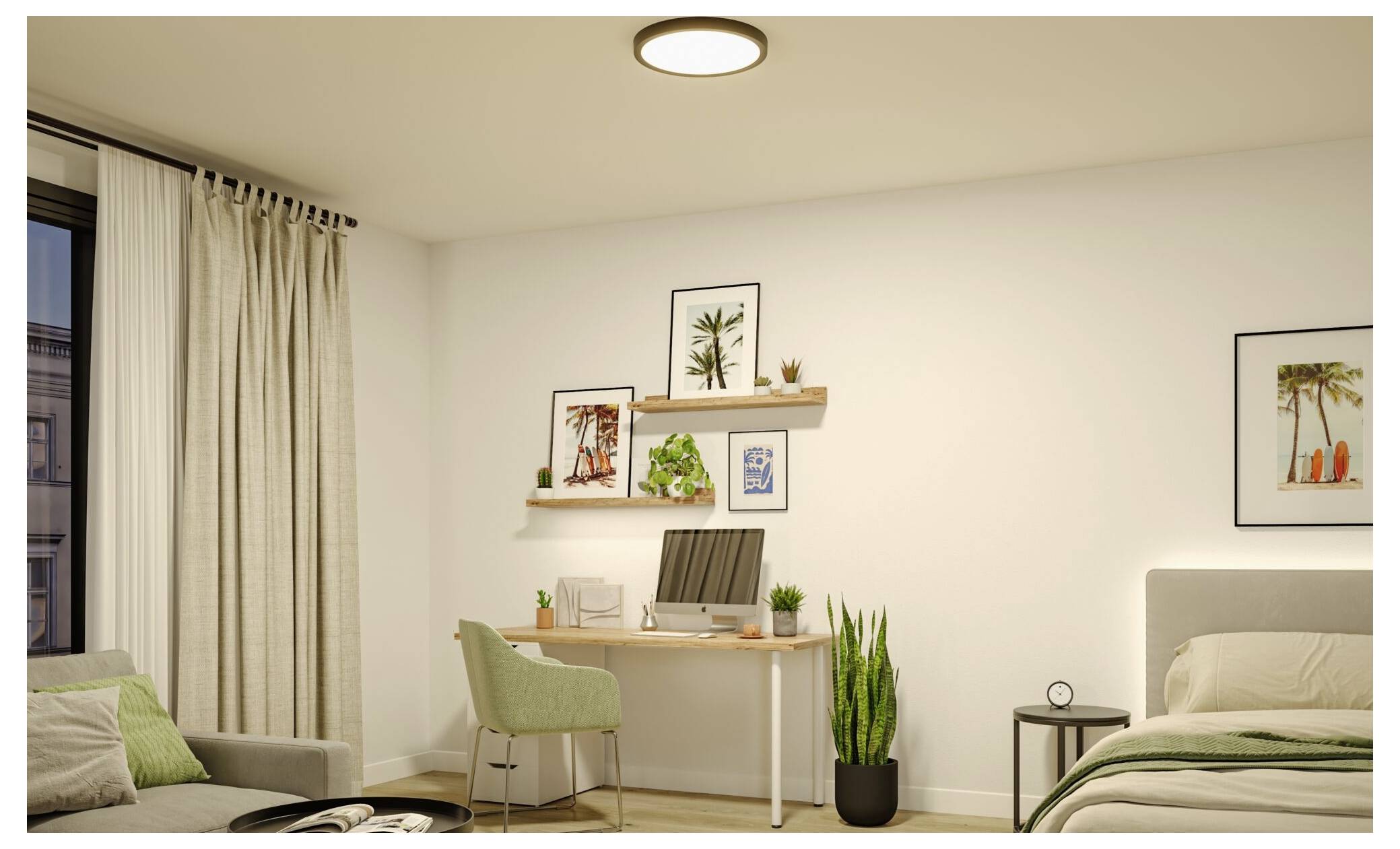 Ein gemütlicher Schlafzimmer-Arbeitsbereich mit einem Schreibtisch, Stuhl, Computer, Wandkunst, Pflanzen und einem Bett neben einem Fenster mit Vorhängen.