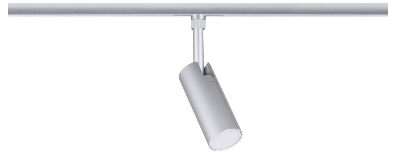 Silberner Scheinwerfer auf einer Deckenschiene montiert, nach unten geneigt und eingeschaltet, um einen Bereich zu beleuchten.