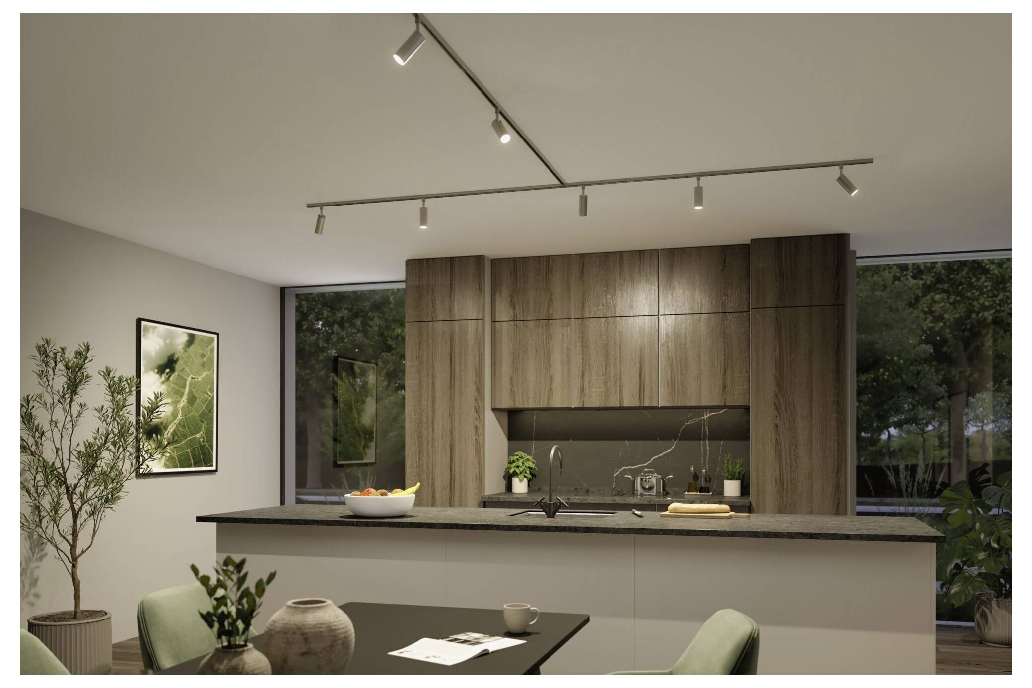 Moderne offene Küchen- und Essbereiche mit Holzschränken, Insel, Barhockern, Pendelschienenleuchen und großen Fenstern mit Blick auf Bäume.