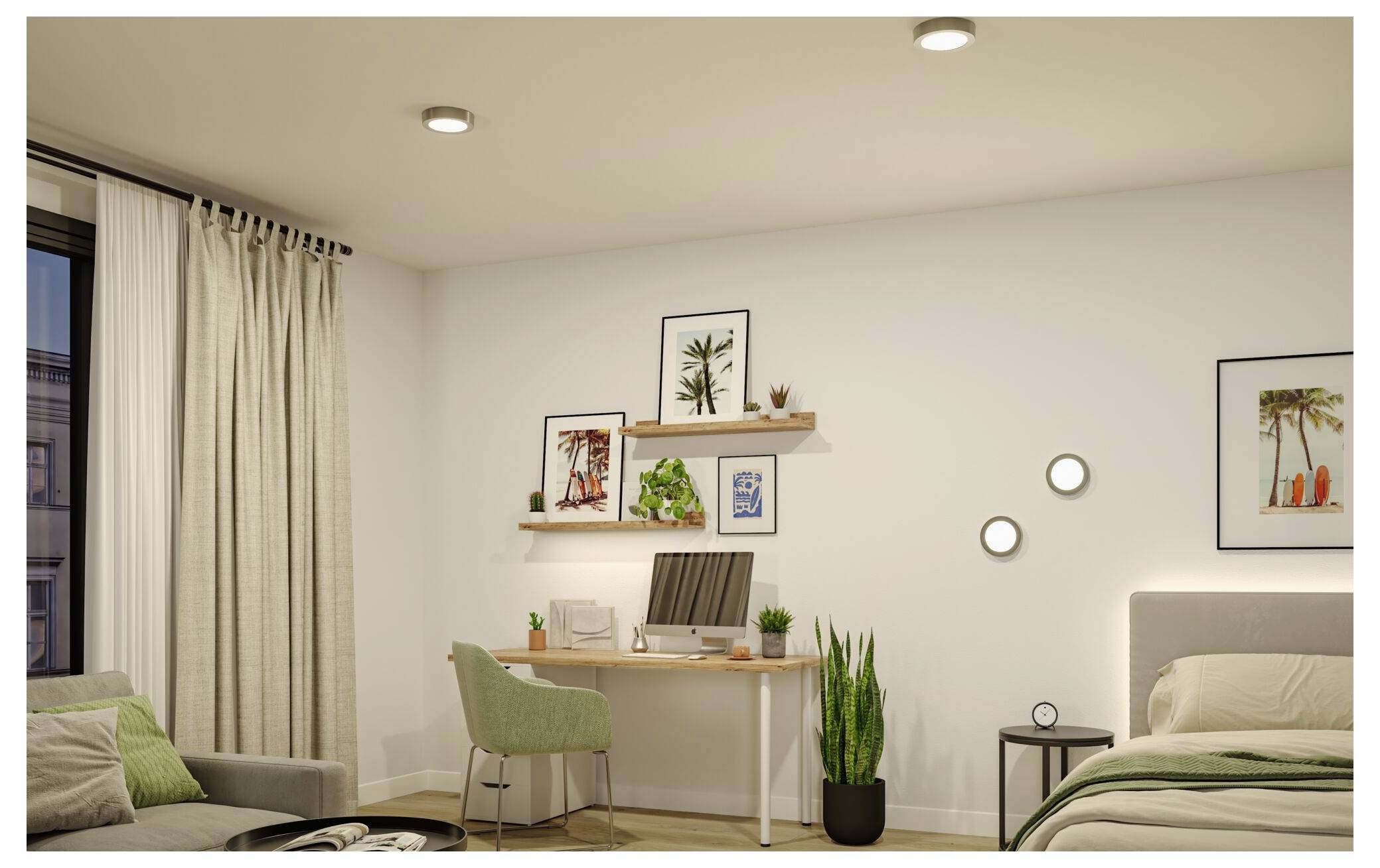 Minimales Schlafzimmer mit einem Schreibtisch-Arbeitsbereich, grünem Stuhl, Bett, Vorhängen, Wandkunst und Topfpflanzen in einem modernen, sanft beleuchteten Raum.