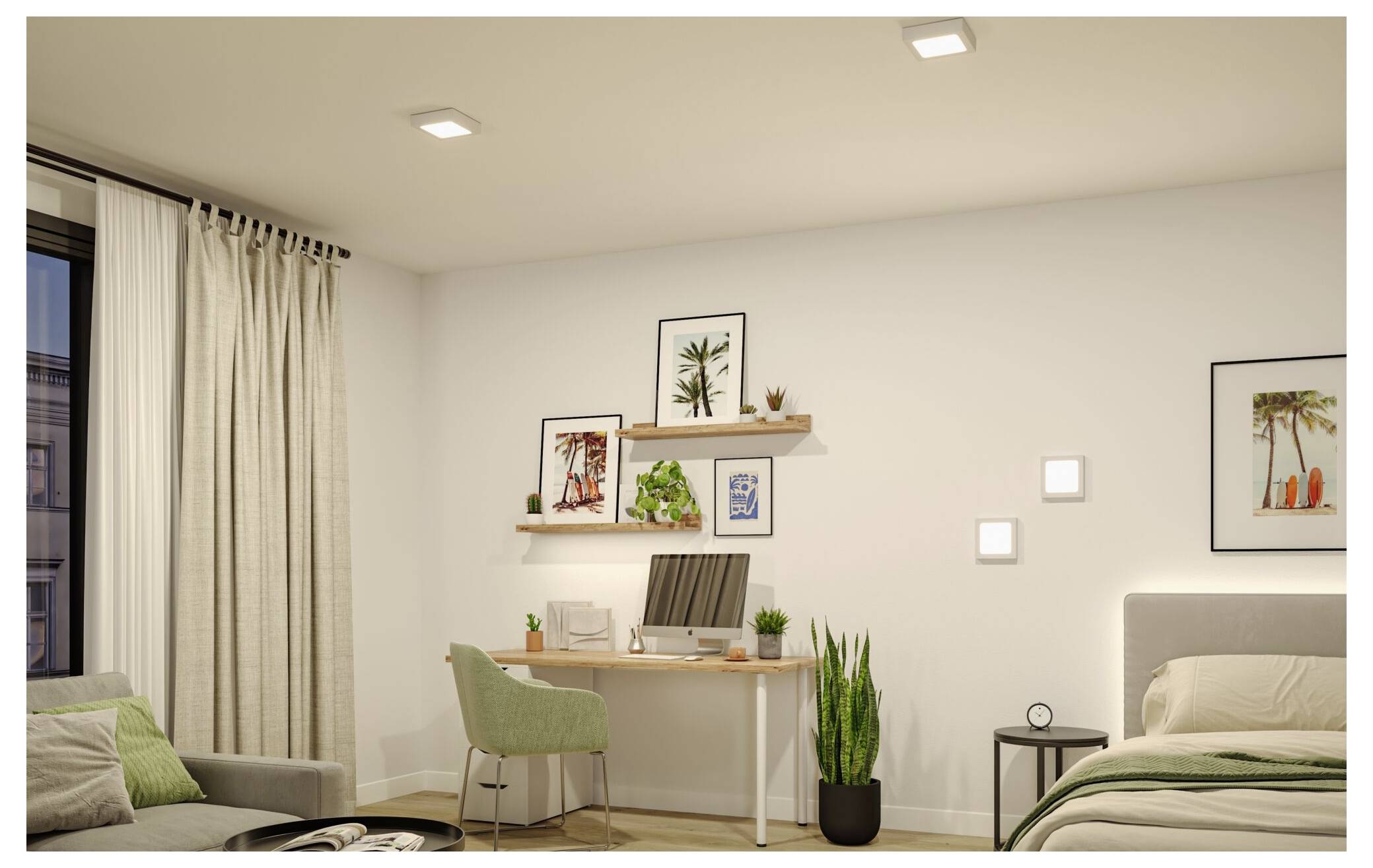 Gemütliches Schlafzimmer mit einem Schreibtisch und grünem Stuhl unter Wandregalen, ein Bett auf der rechten Seite, ein Sofa auf der linken Seite und Topfpflanzen in der Nähe des Fensters.