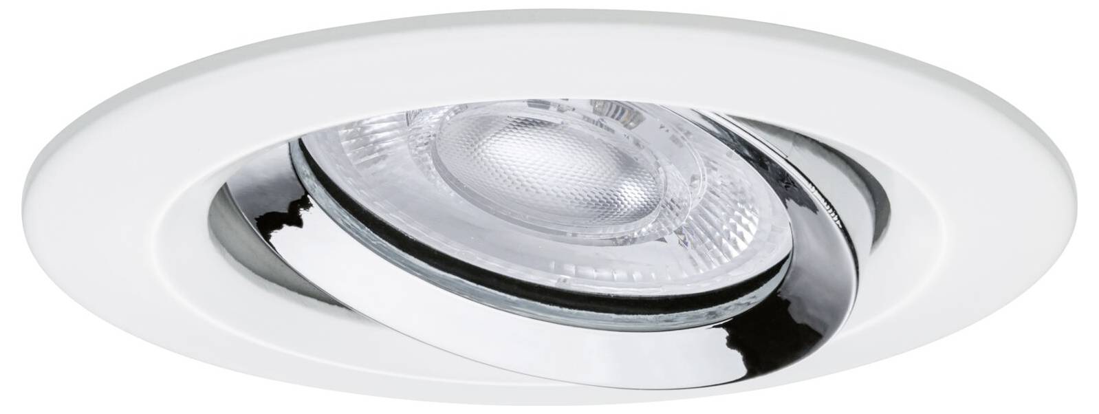 Nahaufnahme einer runden, eingelassenen Deckenleuchte mit weißer Blende und reflektierendem Chrominneren.