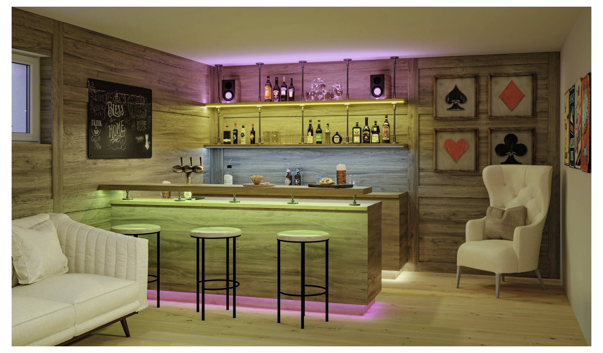 Stilvolle Hausbar mit leuchtenden Regalen, drei Hockern, weißen Sesseln und Spielkarten-Wandkunst in einem holzverkleideten Wohnzimmer.