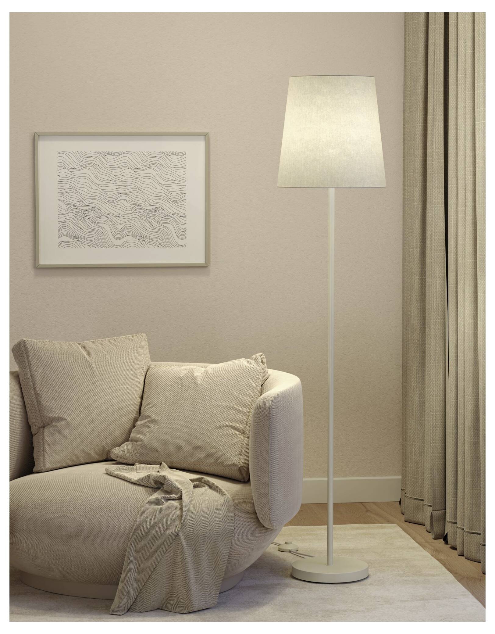 Gemütliche beige Wohnzimmerecke mit einem Sofa, einer Stehleuchte, gerahmter Wandkunst und Vorhängen.