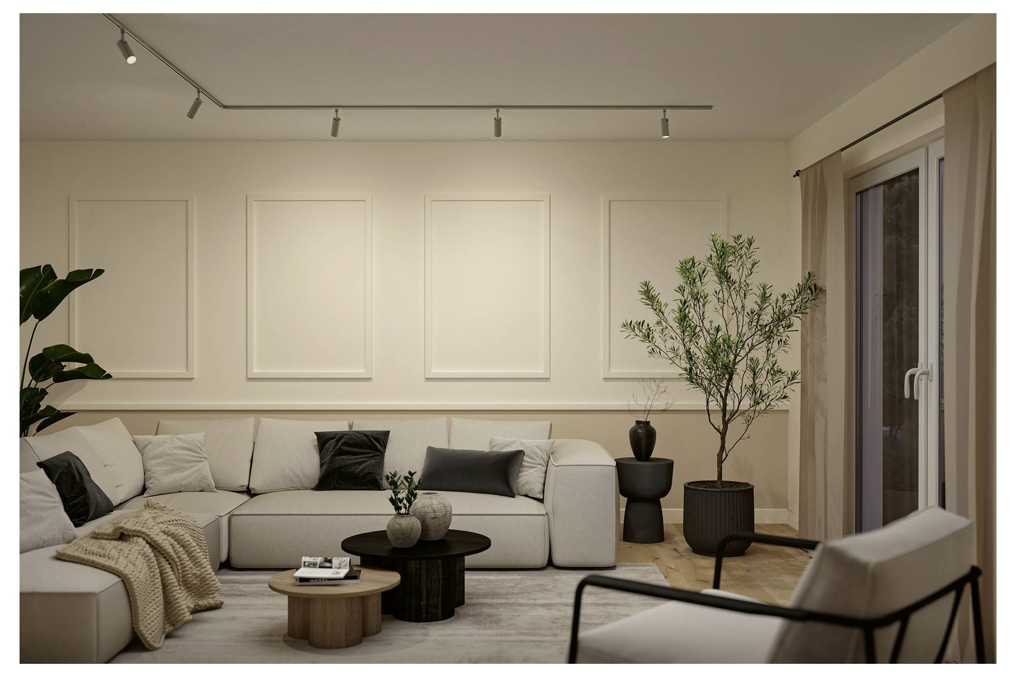 Ein minimalistisches Wohnzimmer mit einem beige Ecksofa, runden Couchtischen, Topfpflanzen, Wandleisten und Glasschiebetüren.